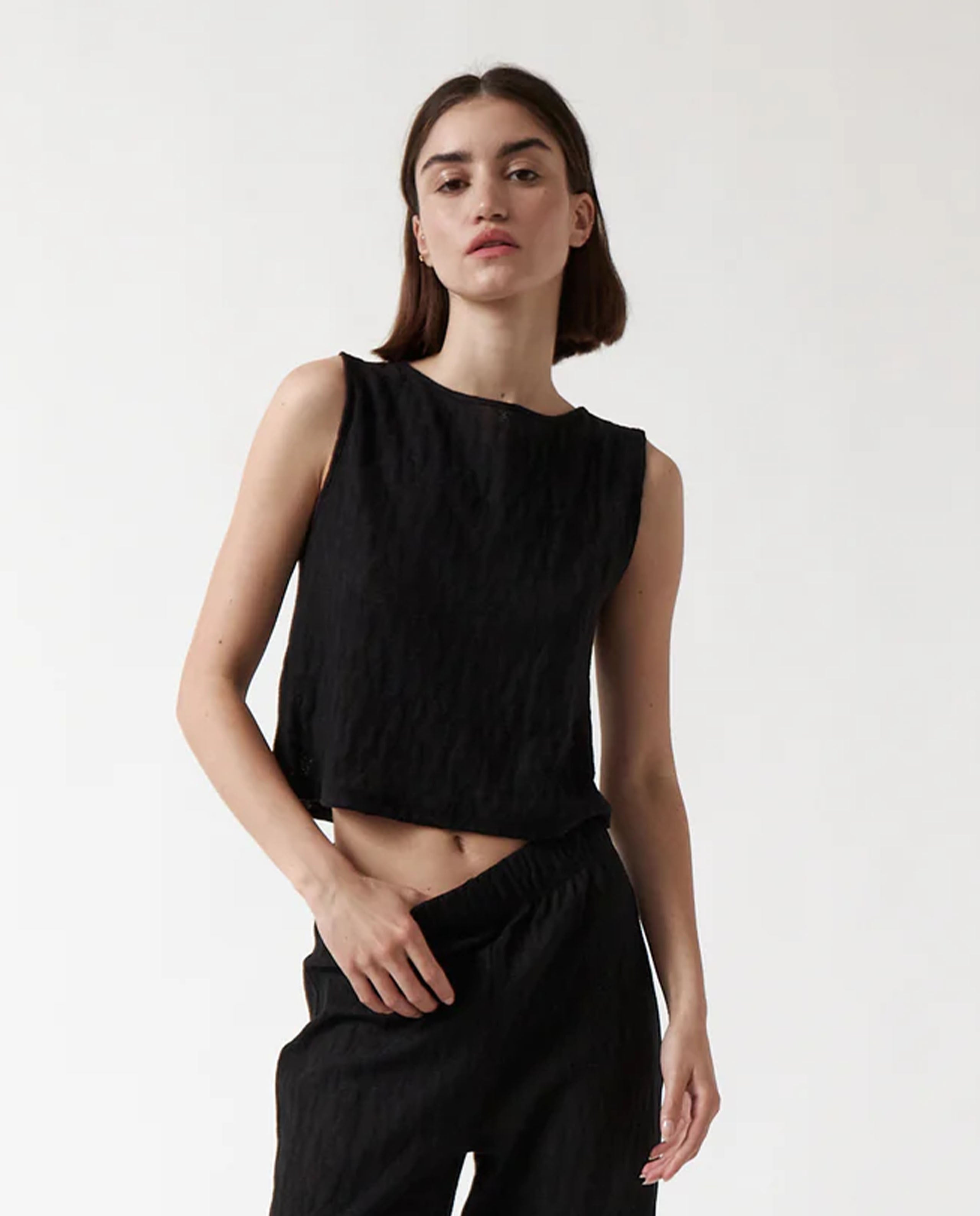 marché commun débardeur texturé en coton bio noir amt studio