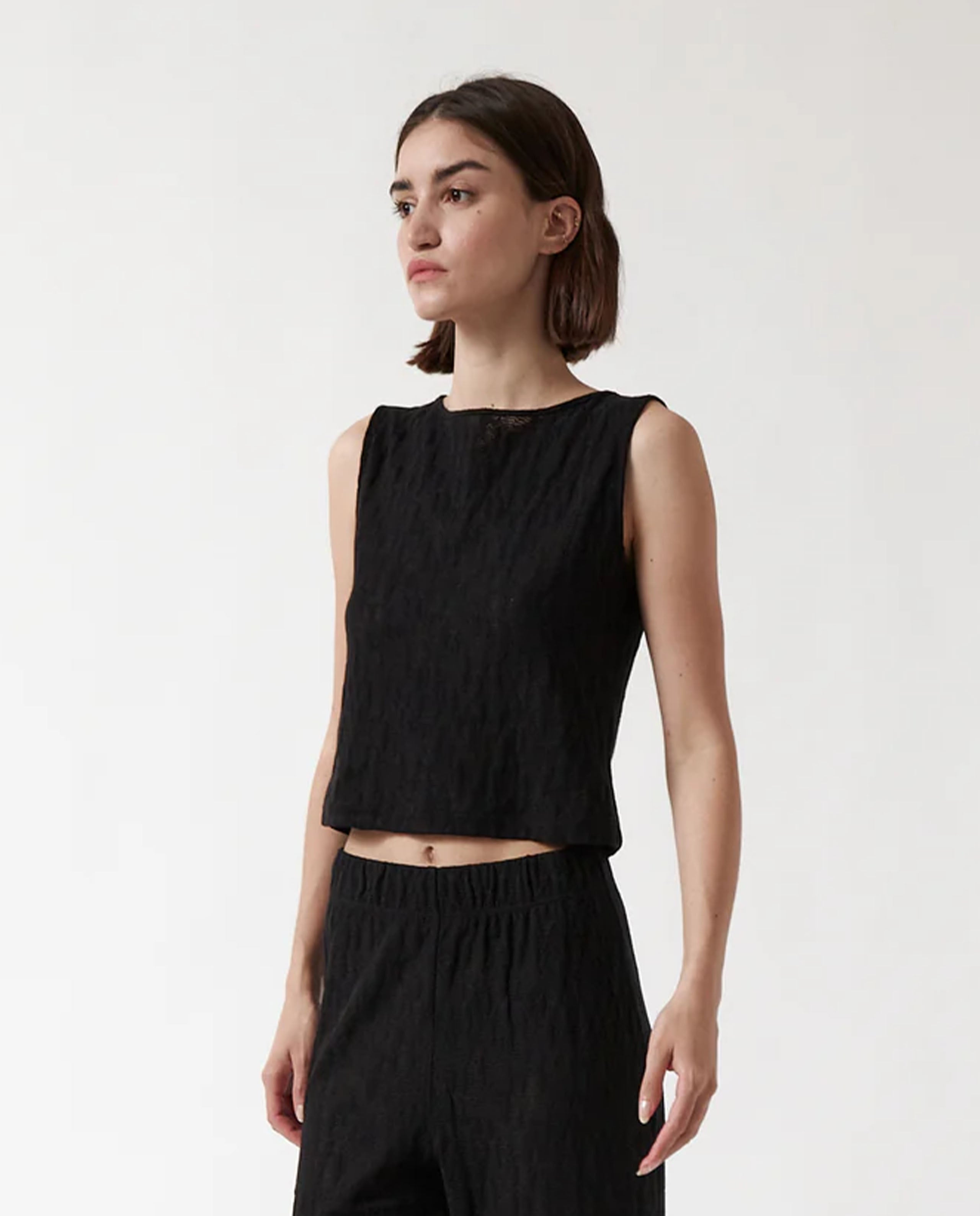 marché commun débardeur texturé en coton bio noir amt studio