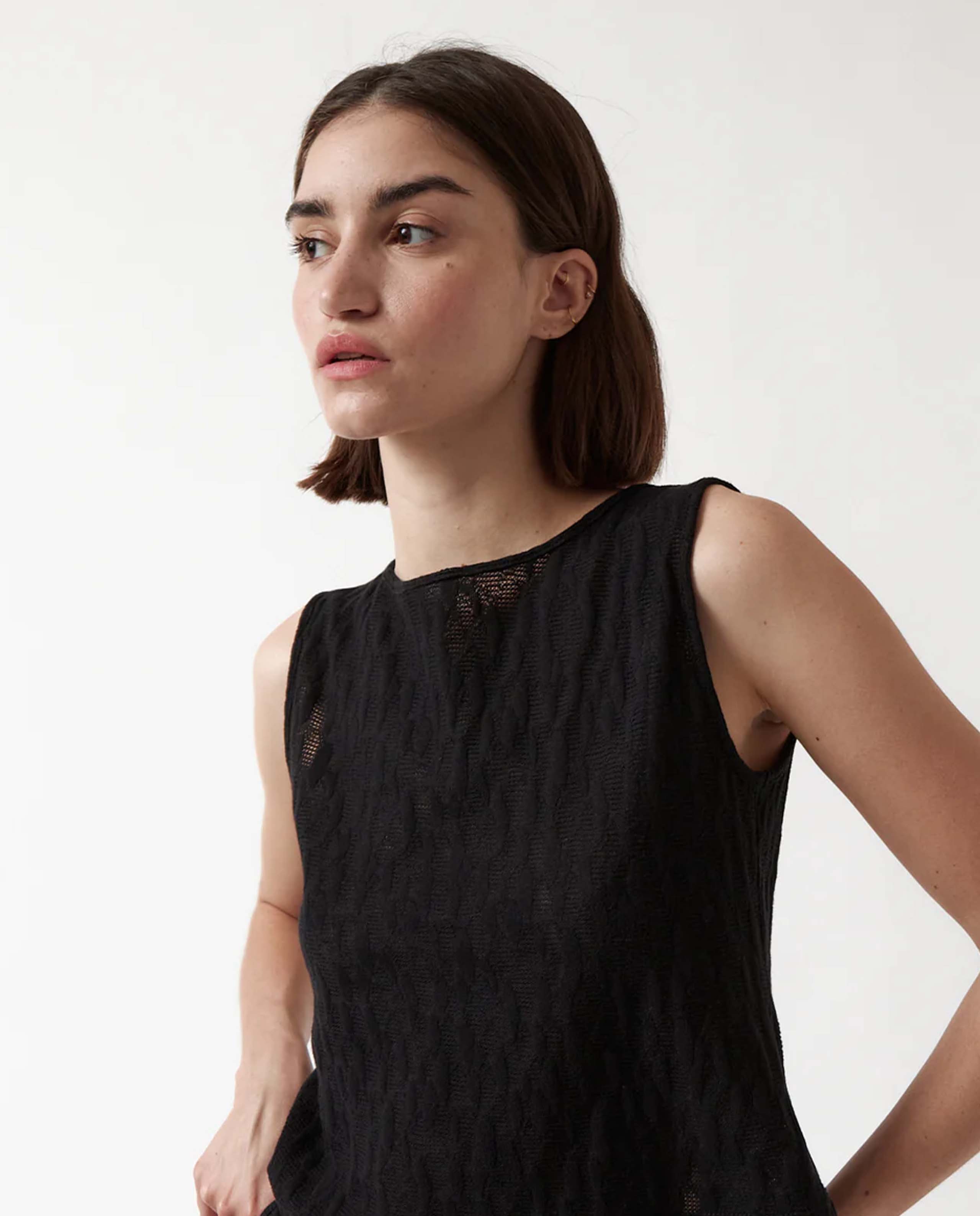 marché commun débardeur texturé en coton bio noir amt studio