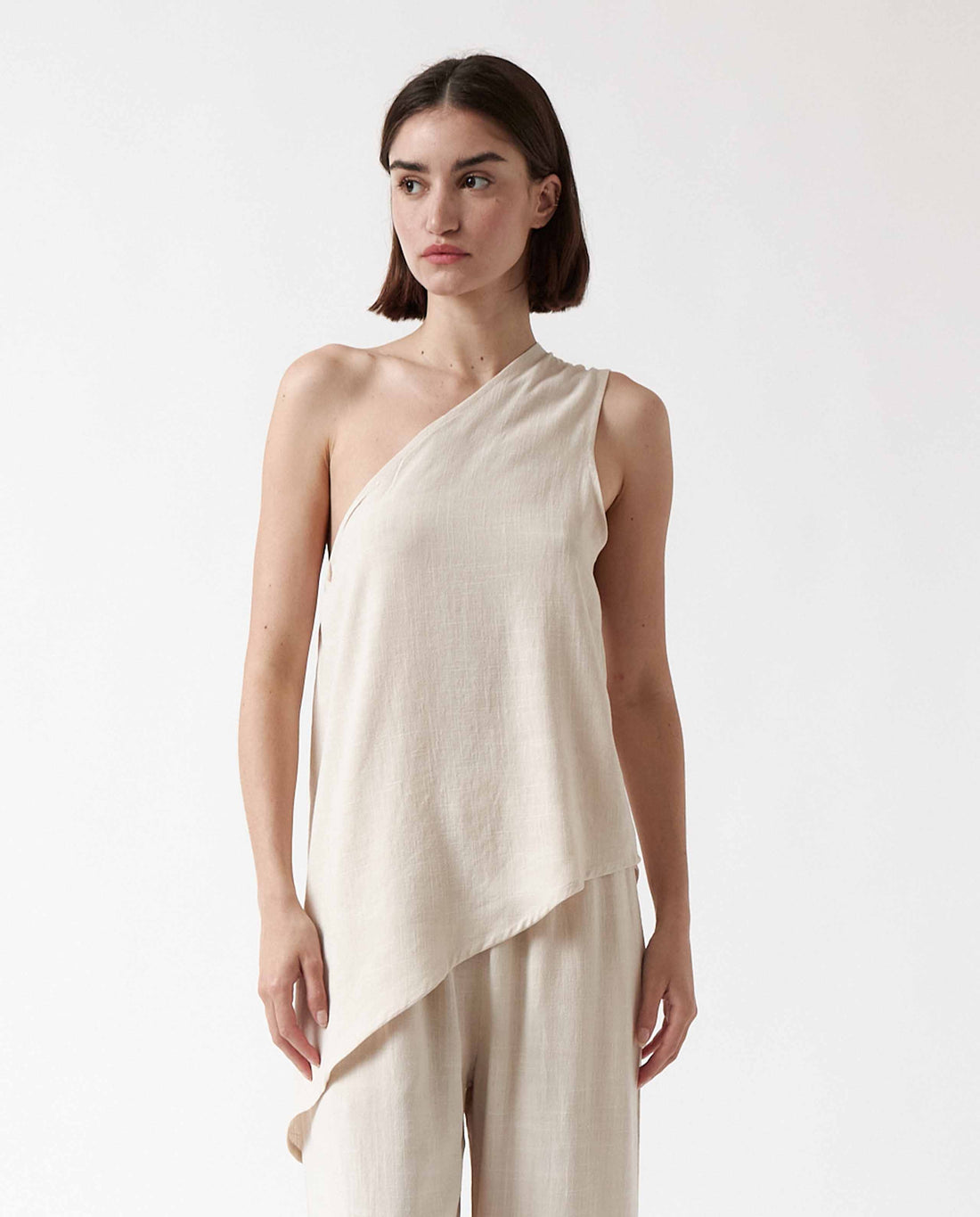 marché commun top asymétrique en viscose EcoVero™ et lin beige amt studio