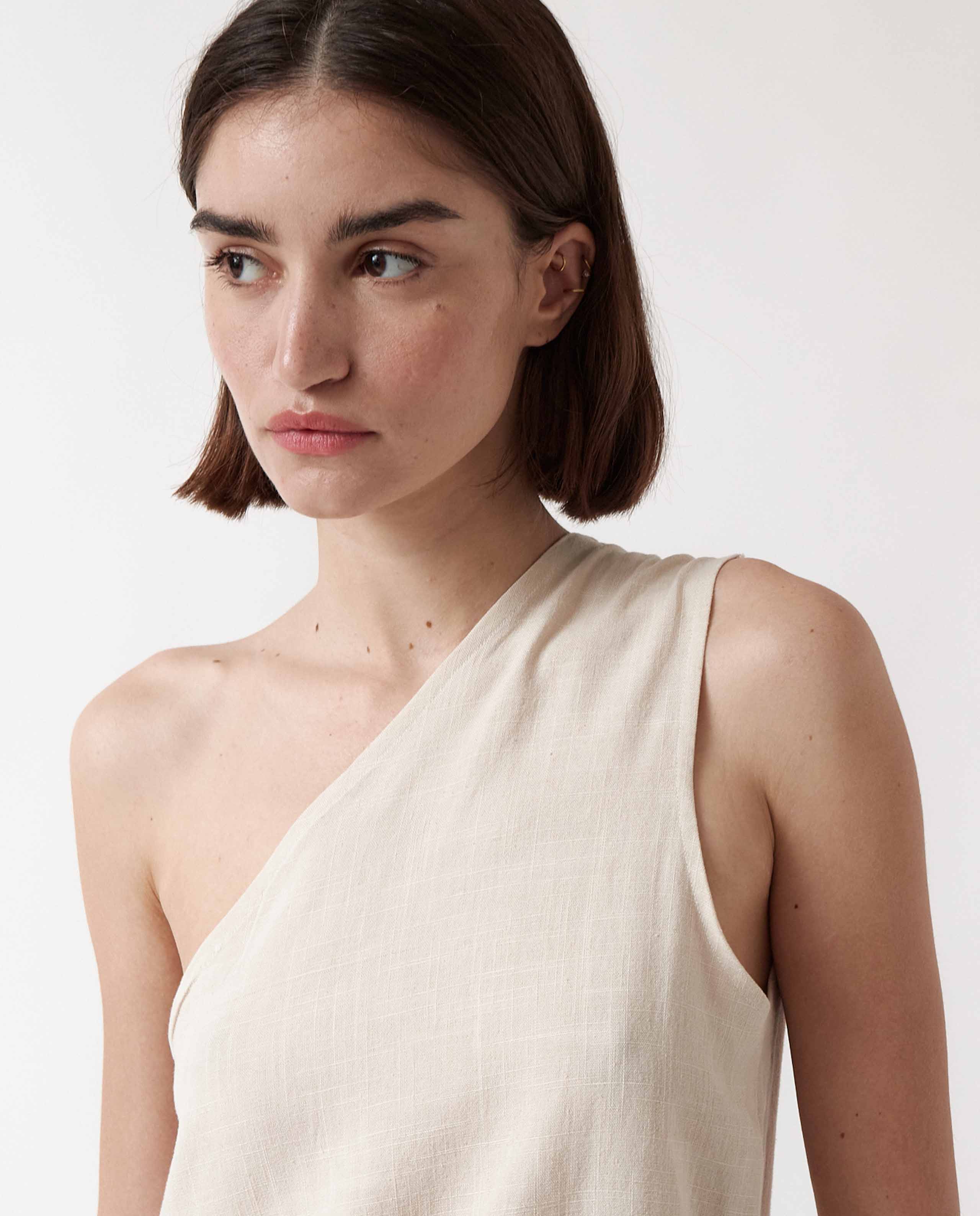 marché commun top asymétrique en viscose EcoVero™ et lin beige amt studio