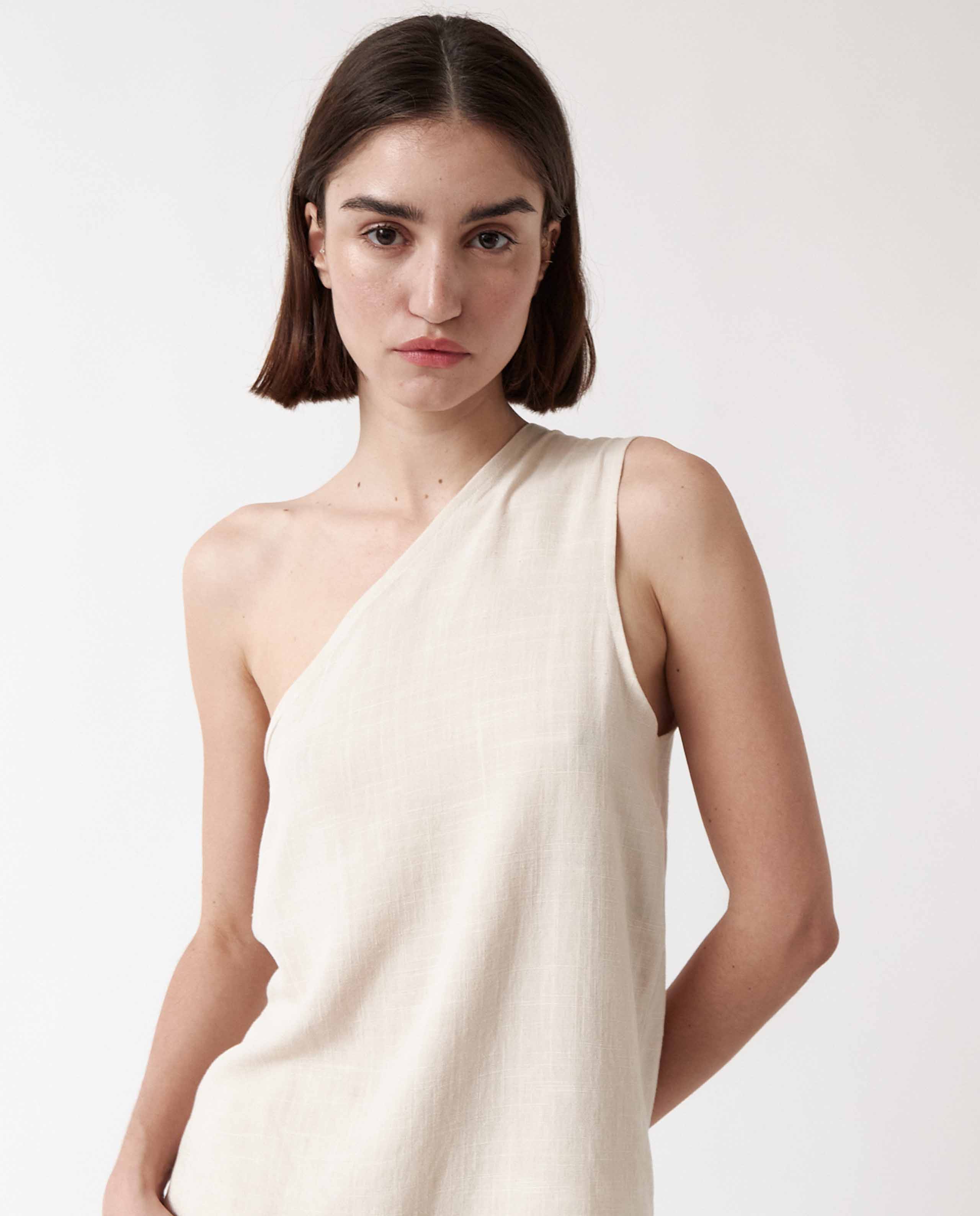 marché commun top asymétrique en viscose EcoVero™ et lin beige amt studio