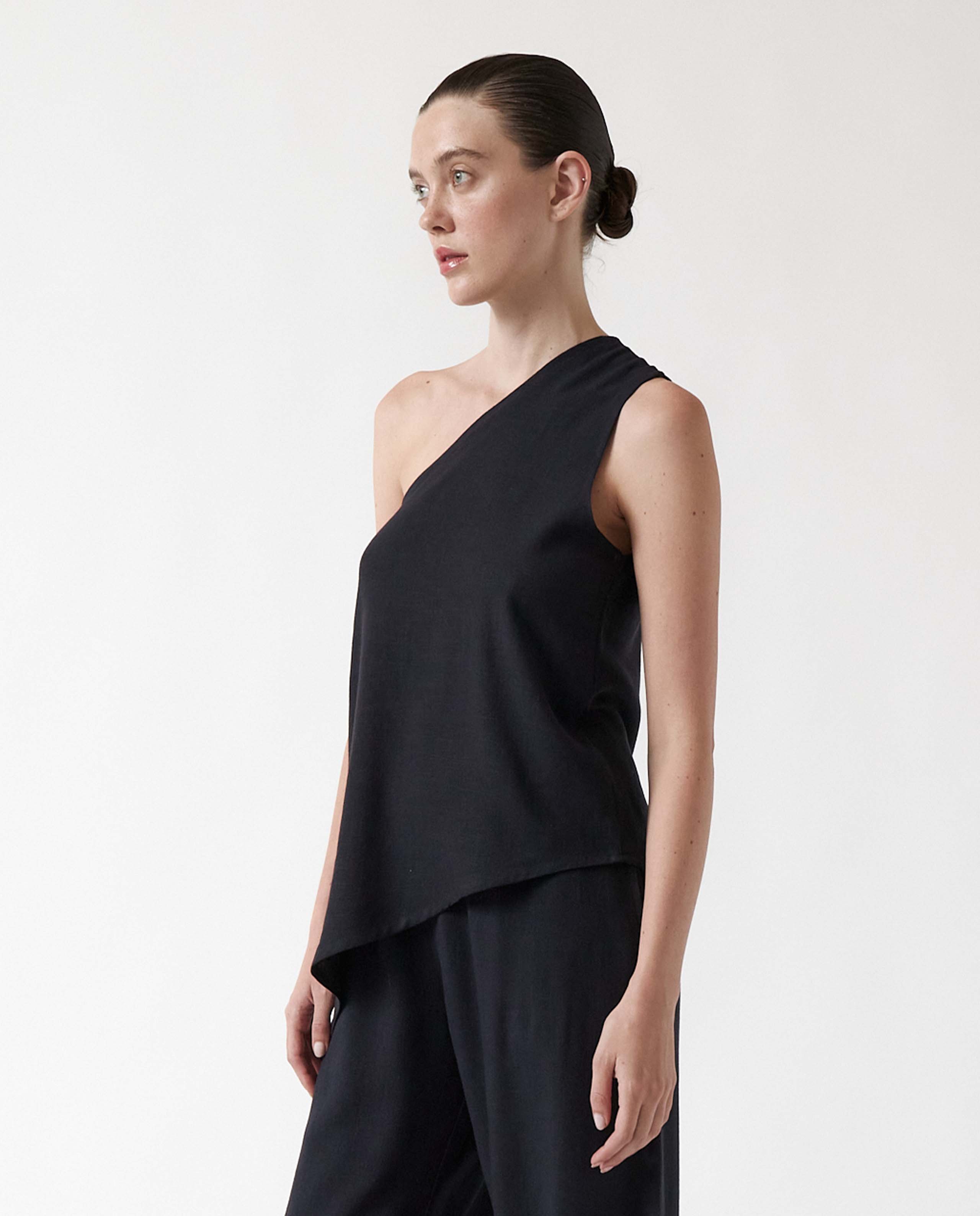 marché commun top asymétrique en viscose EcoVero™ et lin bleu marine amt studio