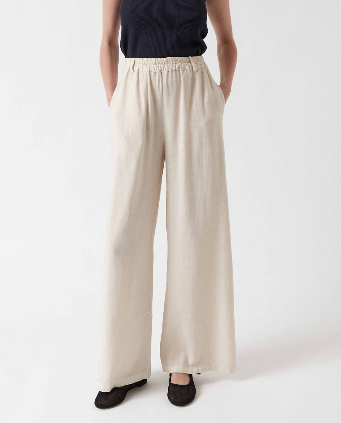 marche commun pantalon ample fluide en  viscose EcoVero™ et lin beige amt studio