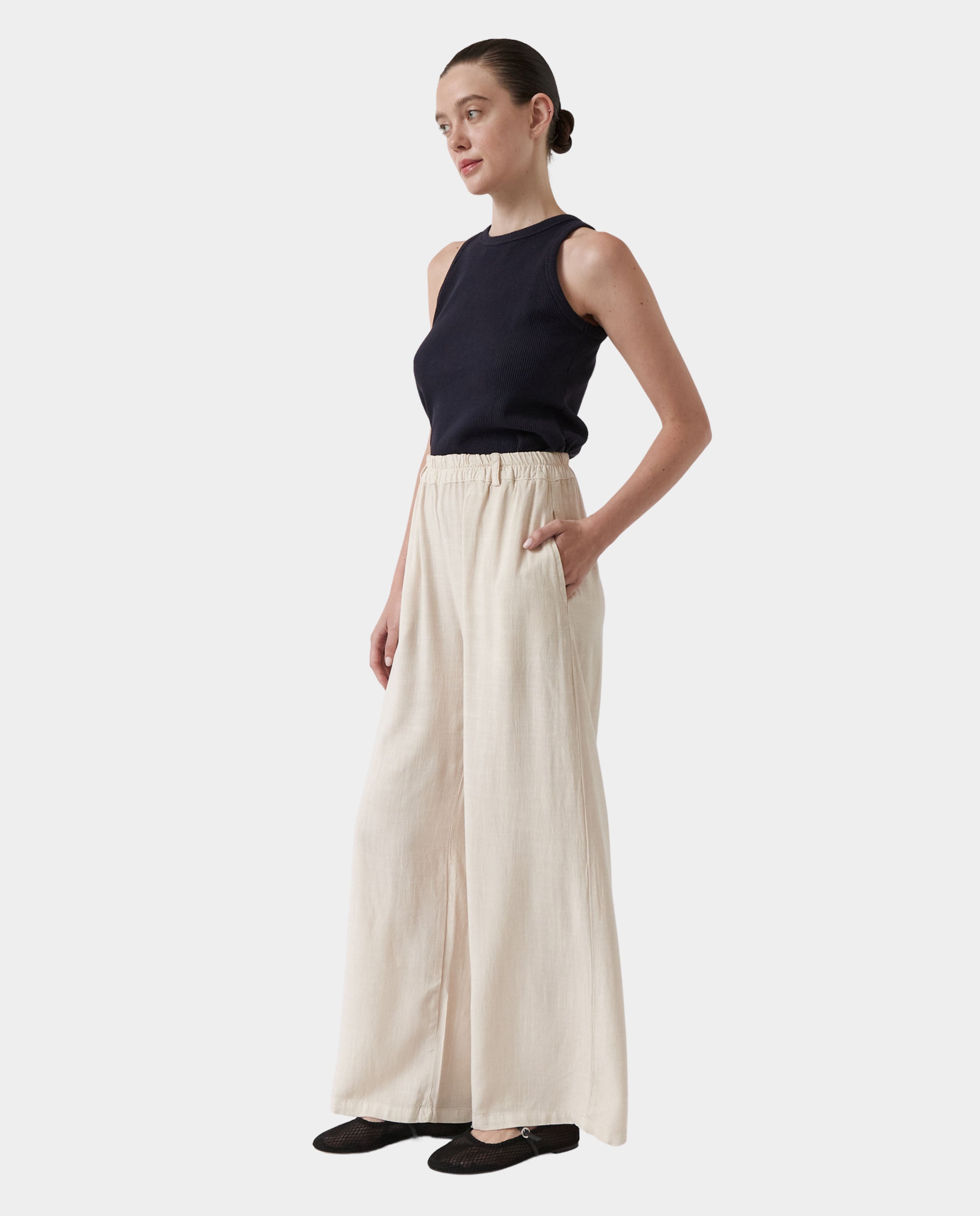 marche commun pantalon ample fluide en viscose EcoVero™ et lin beige amt studio