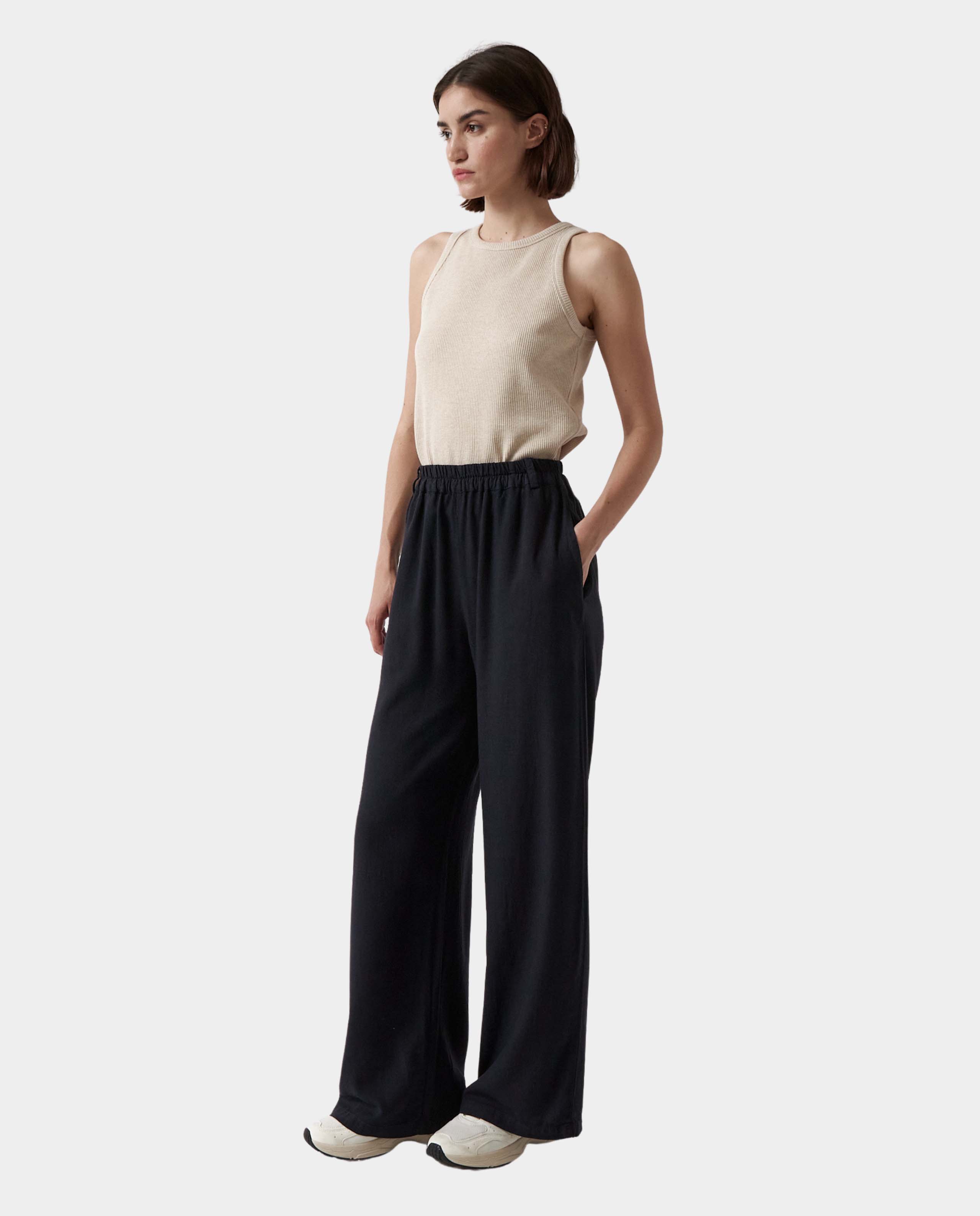 marche commun pantalon ample en viscose et lin bleu marine amt studio