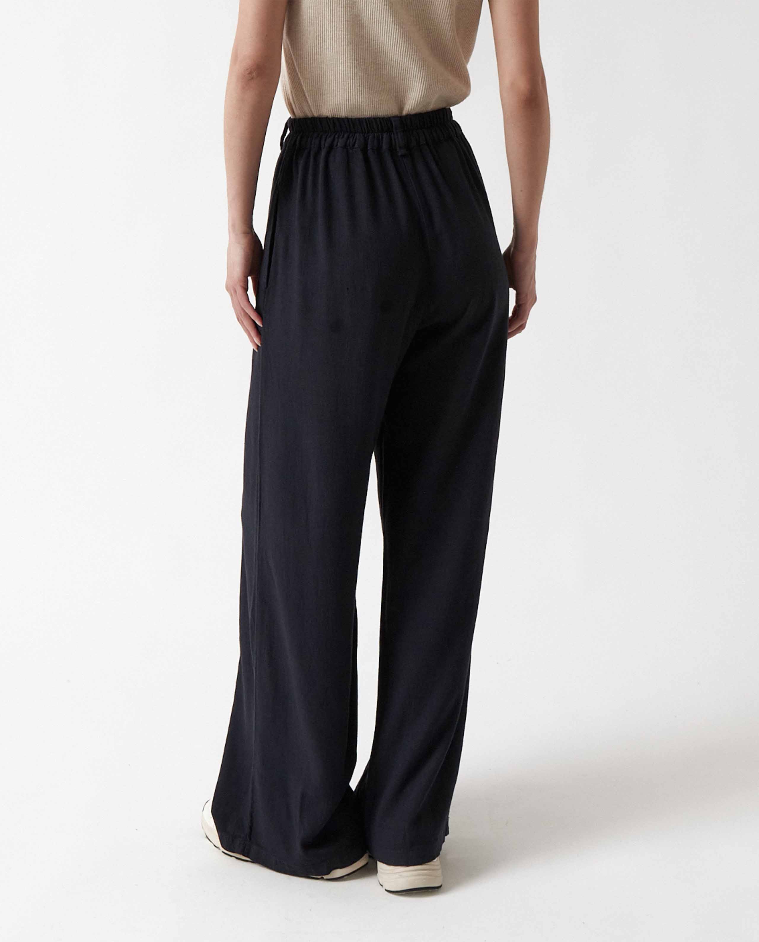 marche commun pantalon ample en viscose et lin bleu marine amt studio