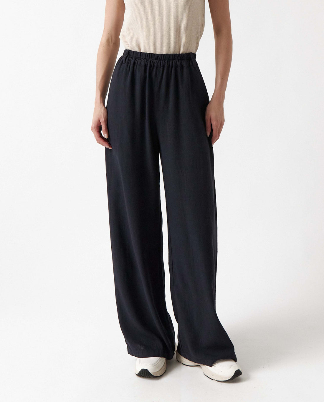 marche commun pantalon ample en viscose et lin bleu marine amt studio