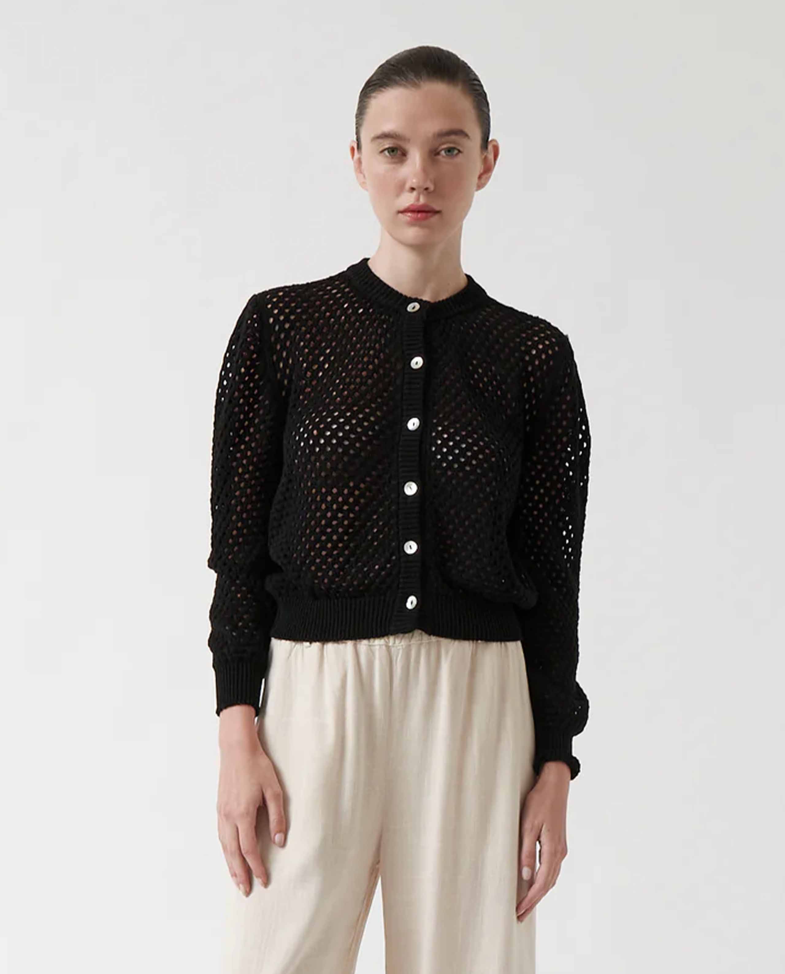 marche commun cardigan ajouré en coton bio noir amt studio