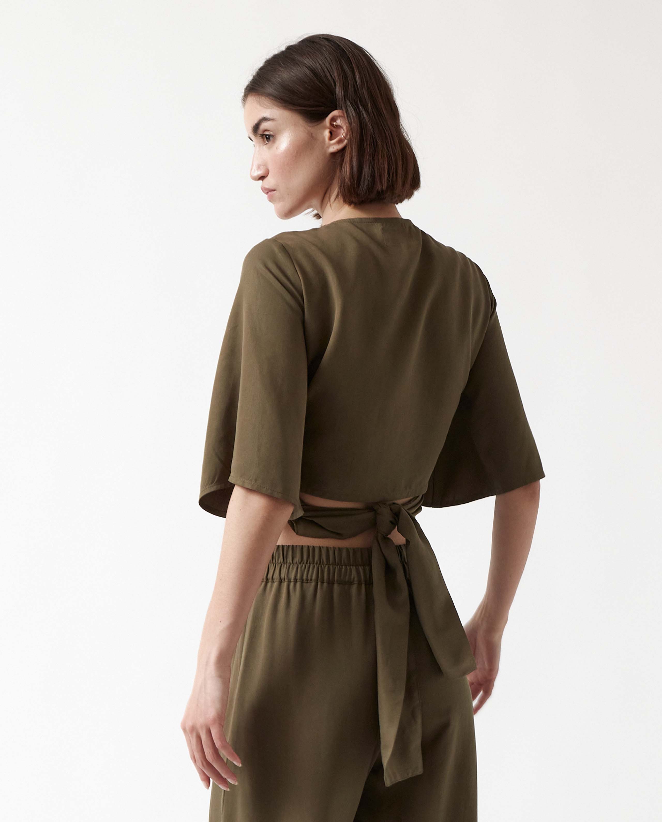 Marche commun blouse portefeuille en tencel vert kaki amt studio