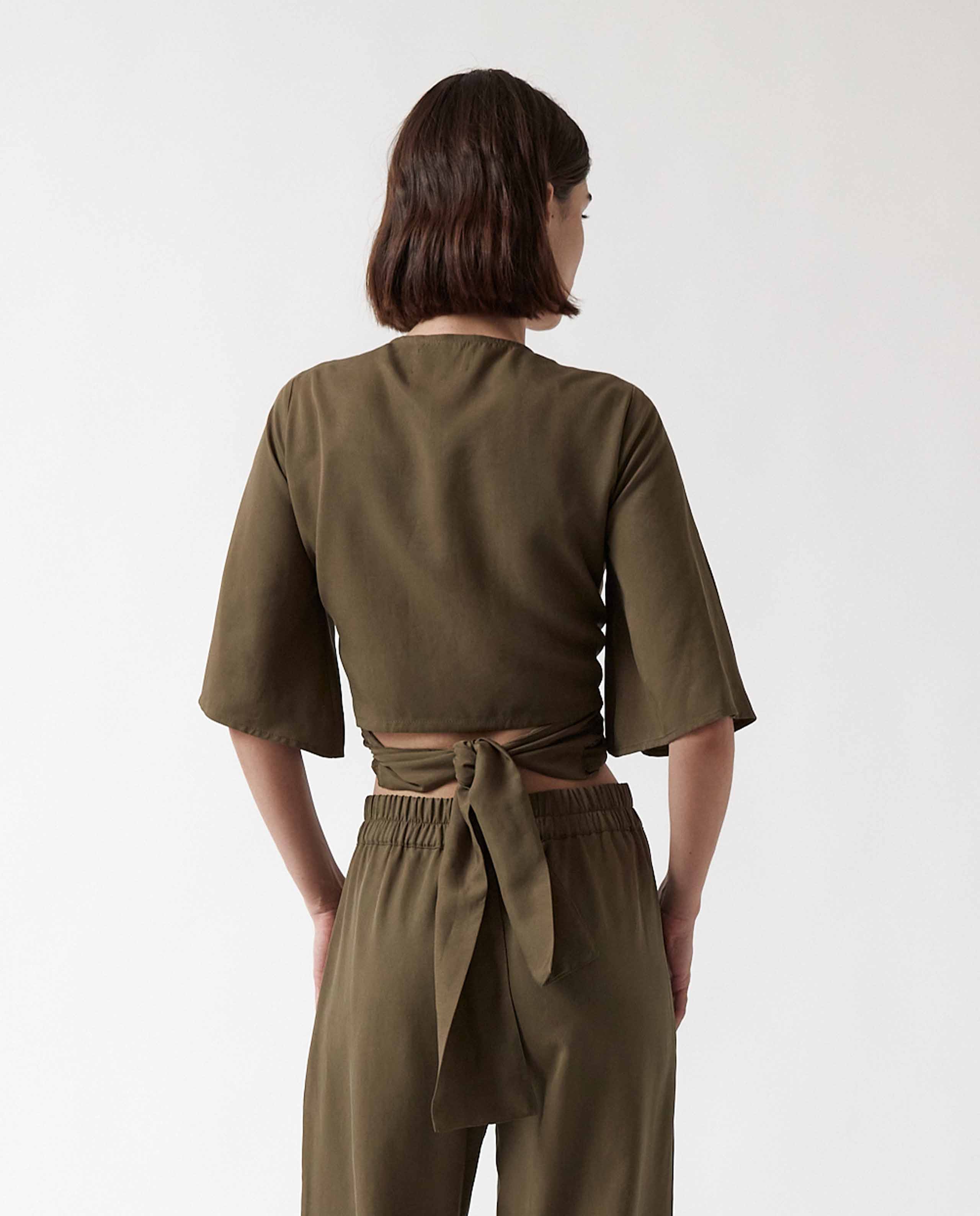 Marche commun blouse portefeuille en tencel vert kaki amt studio