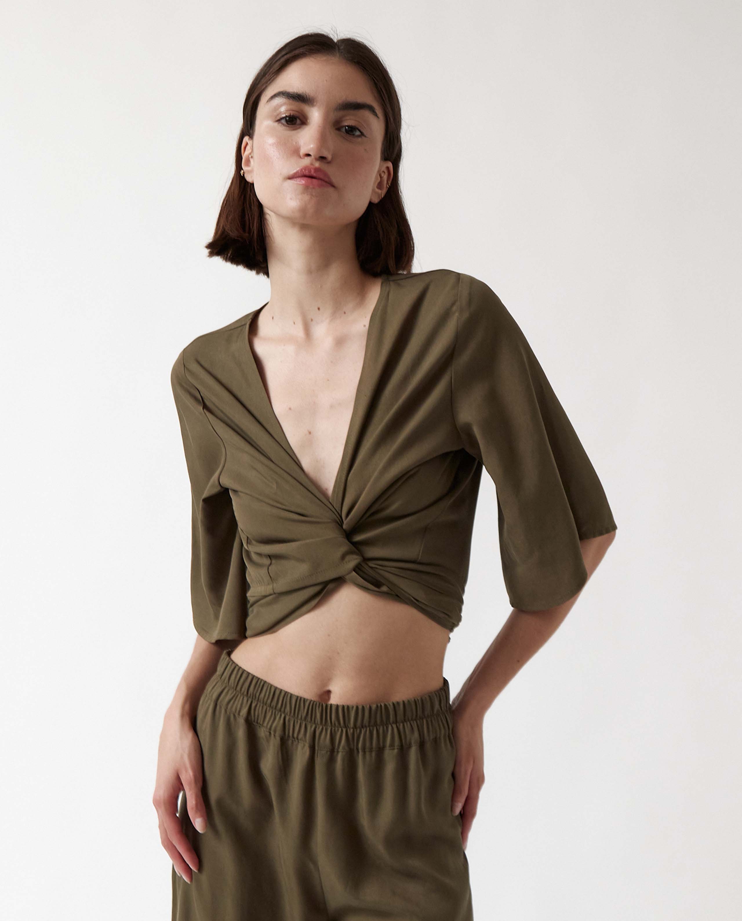 Marche commun blouse portefeuille en tencel vert kaki amt studio