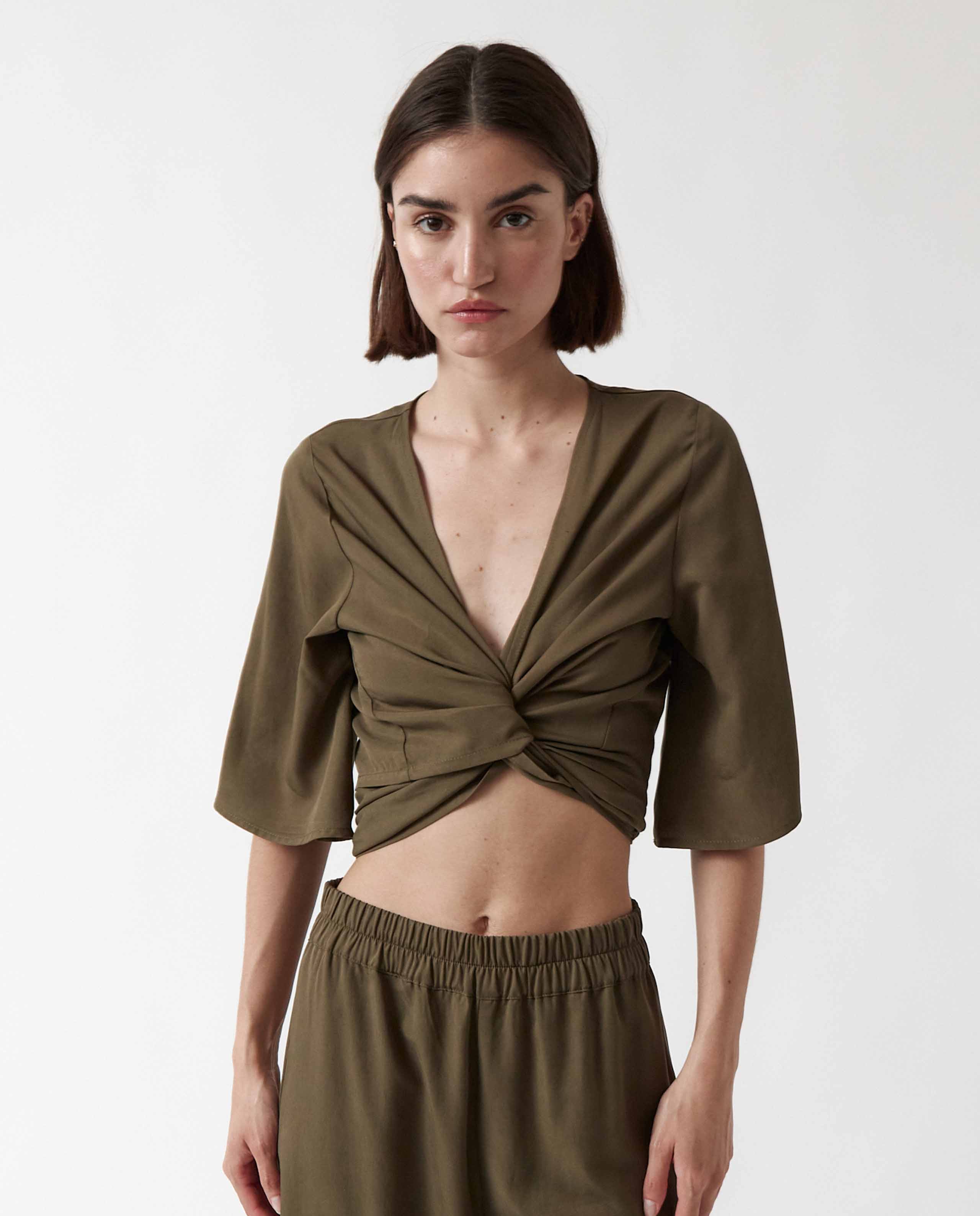 Marche commun blouse portefeuille en tencel vert kaki amt studio