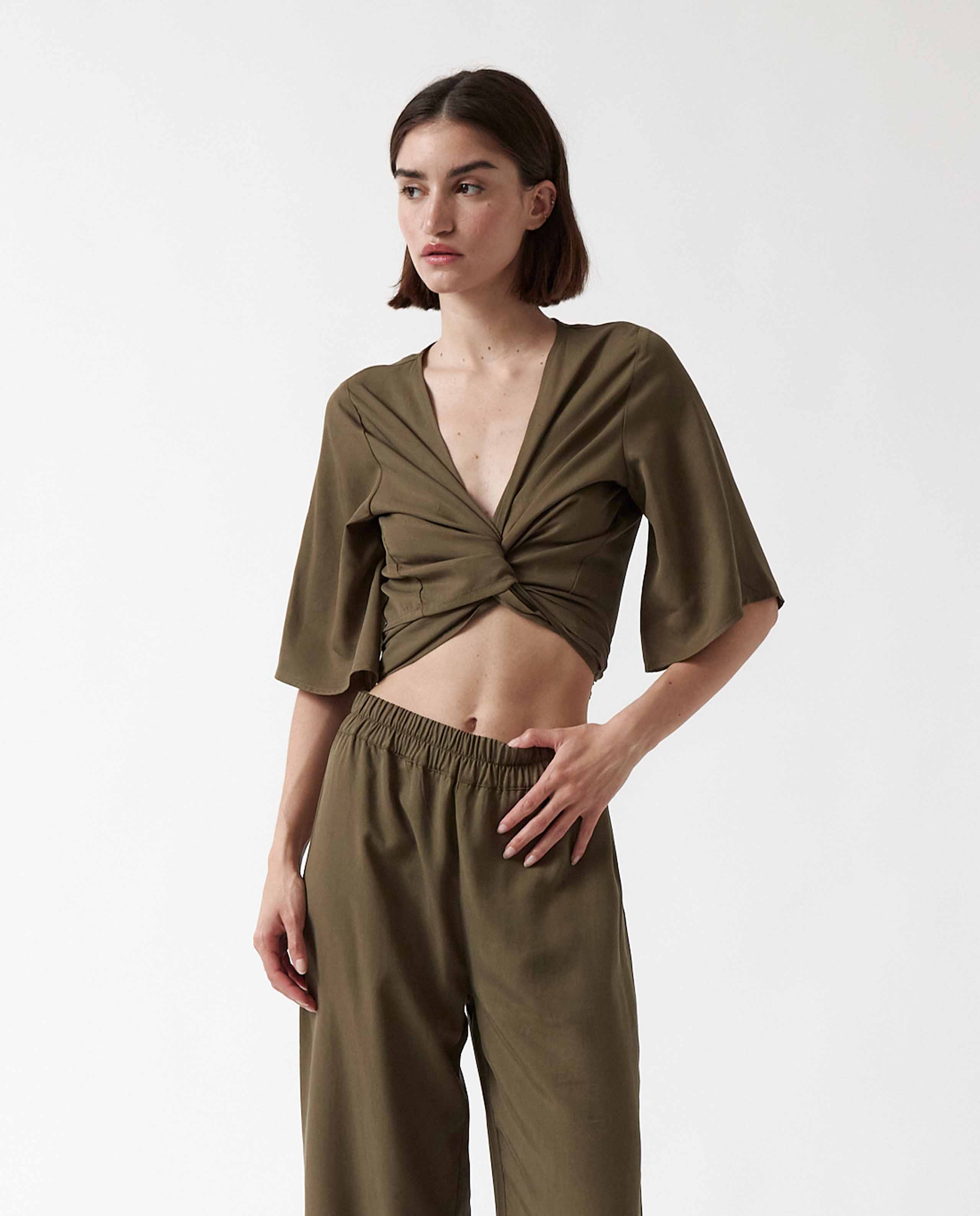 Marche commun blouse portefeuille en tencel vert kaki amt studio