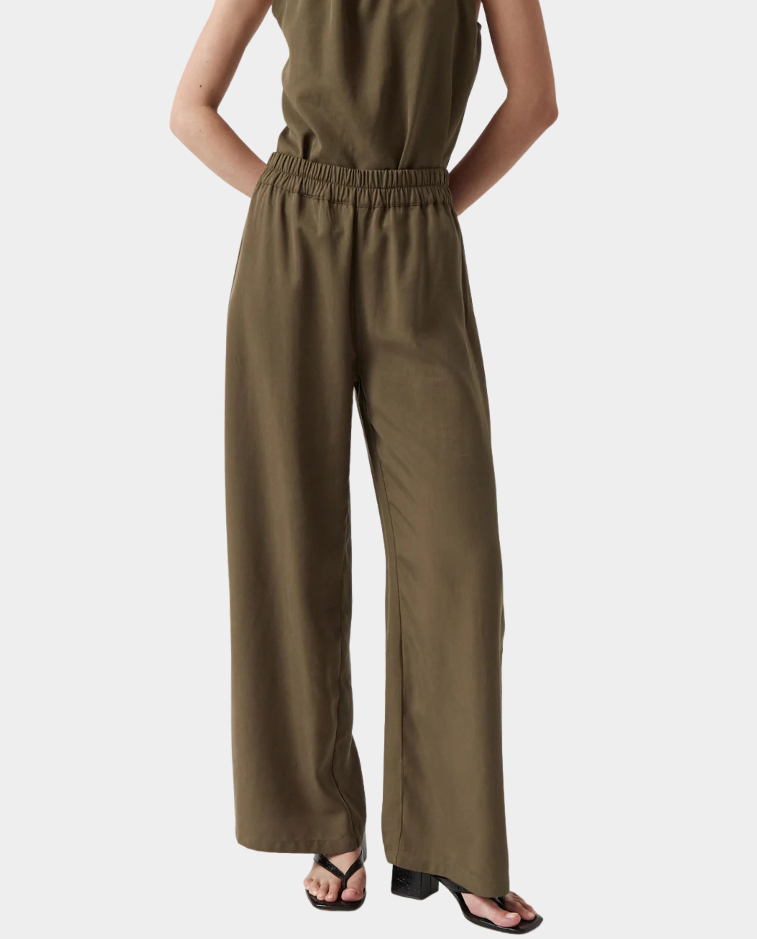 marche commun pantalon fluide en tencel vert kaki amt studio