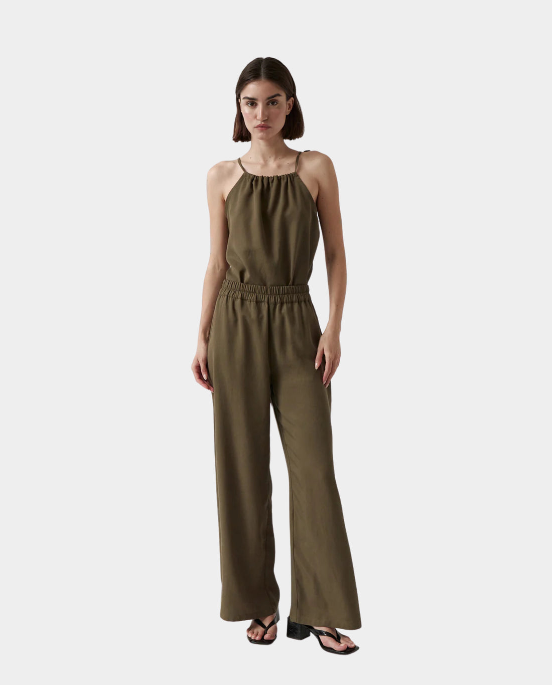 marche commun pantalon fluide en tencel vert kaki amt studio