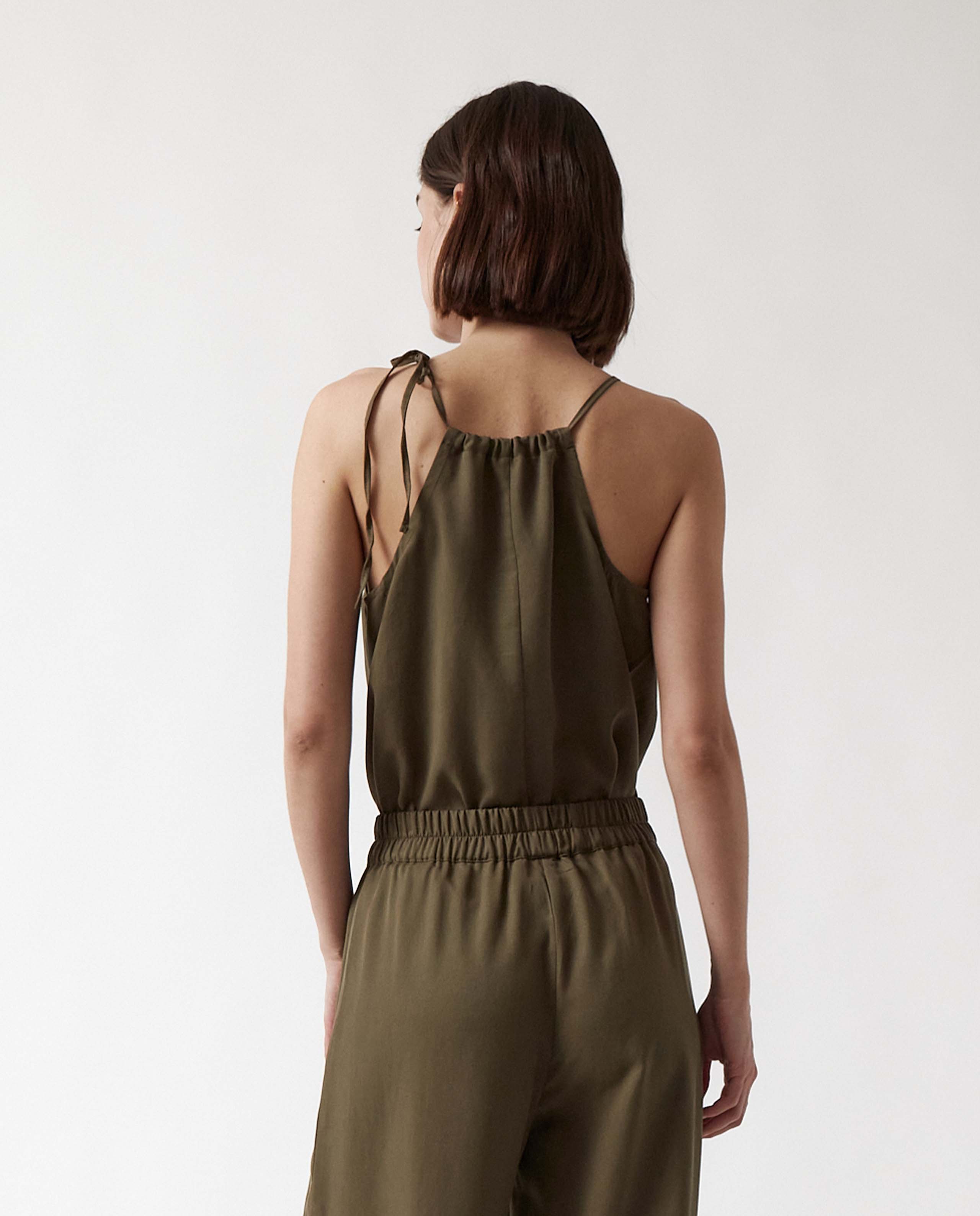 marché commun top bretelles fines en tencel vert kaki amt studio