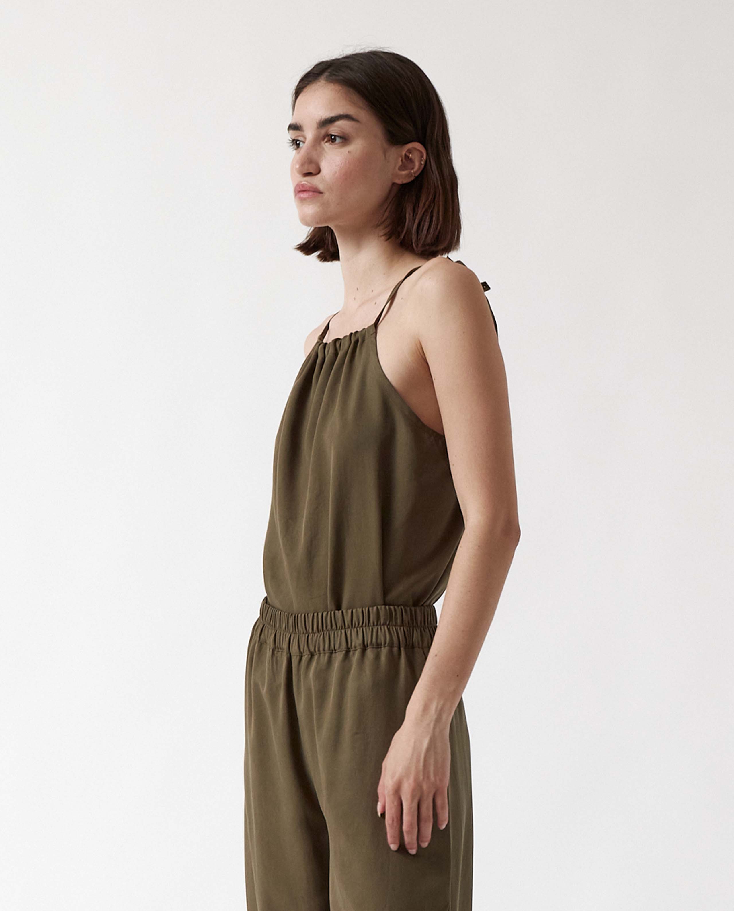 marché commun top bretelles fines en tencel vert kaki amt studio