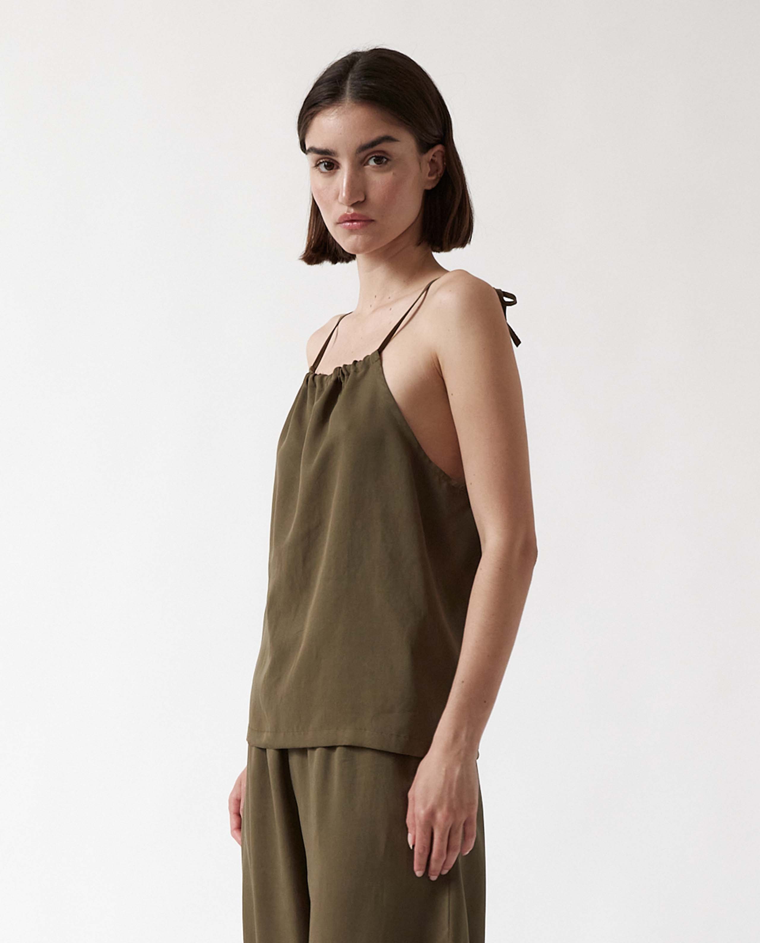 marché commun top bretelles fines en tencel vert kaki amt studio