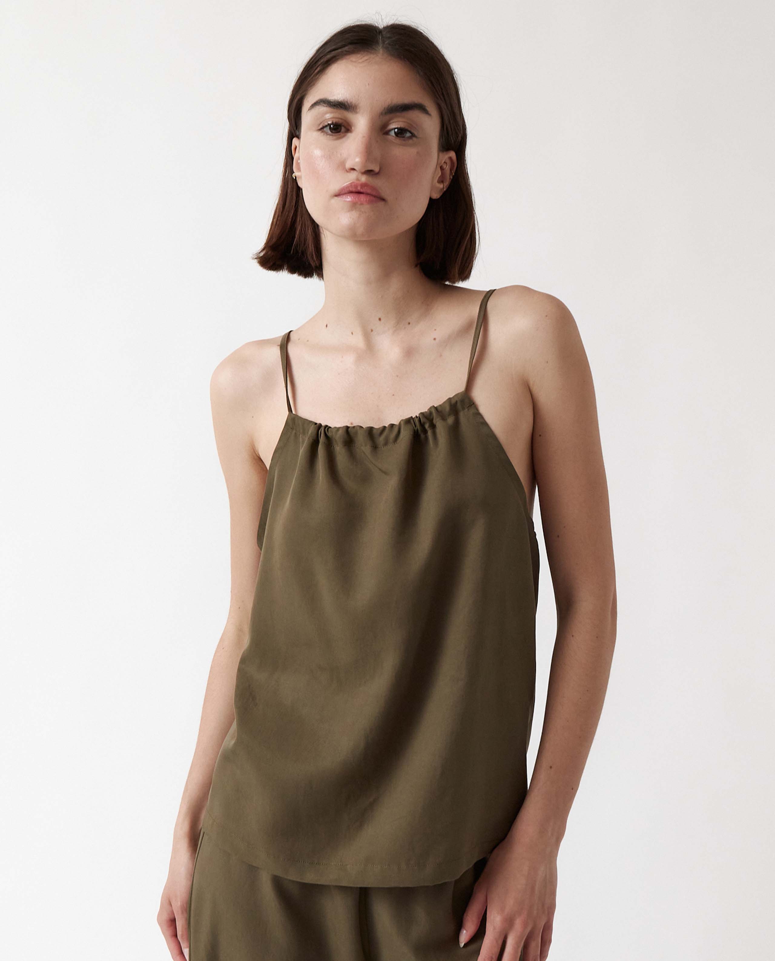 marché commun top bretelles fines en tencel vert kaki amt studio