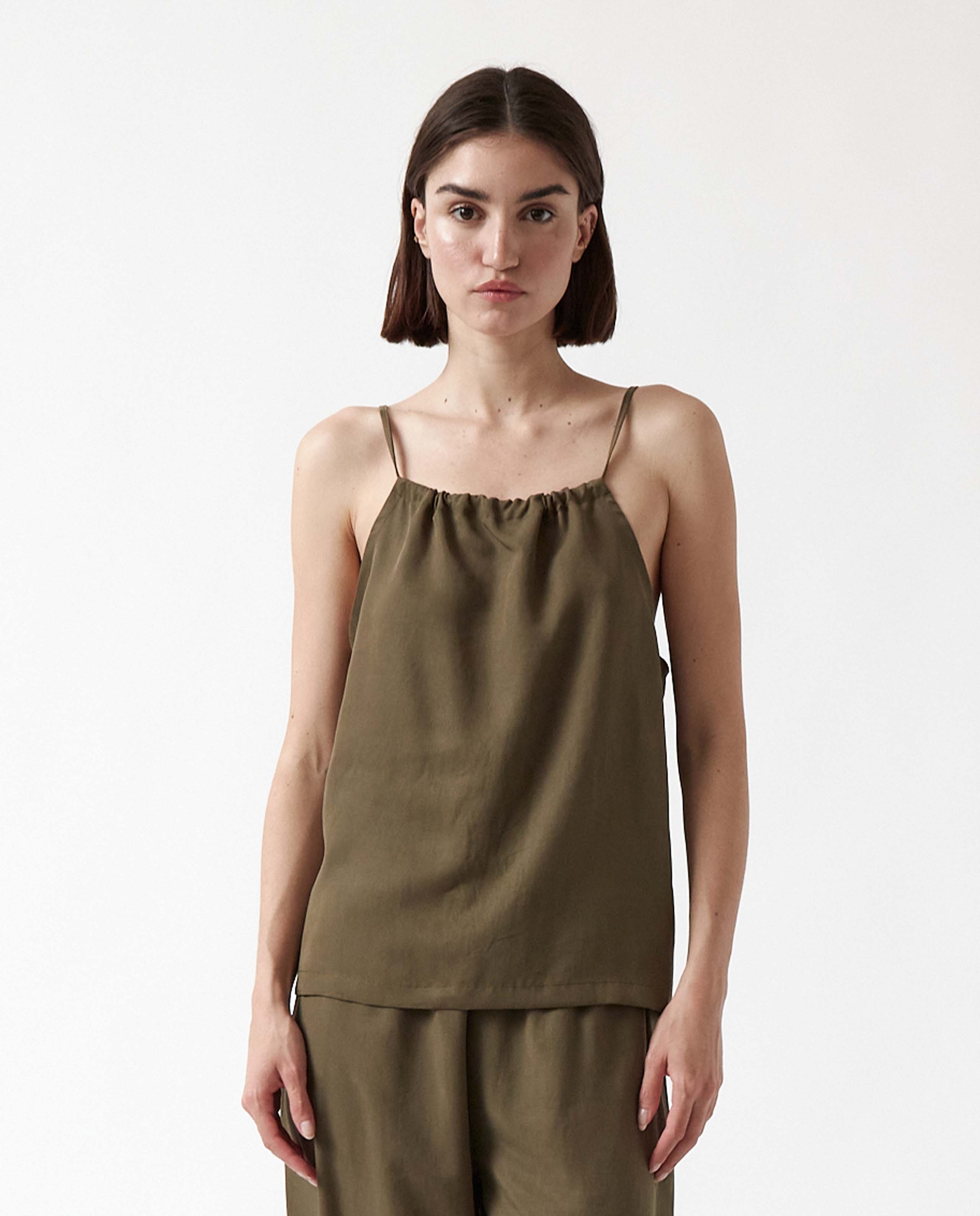 marché commun top bretelles fines en tencel vert kaki amt studio