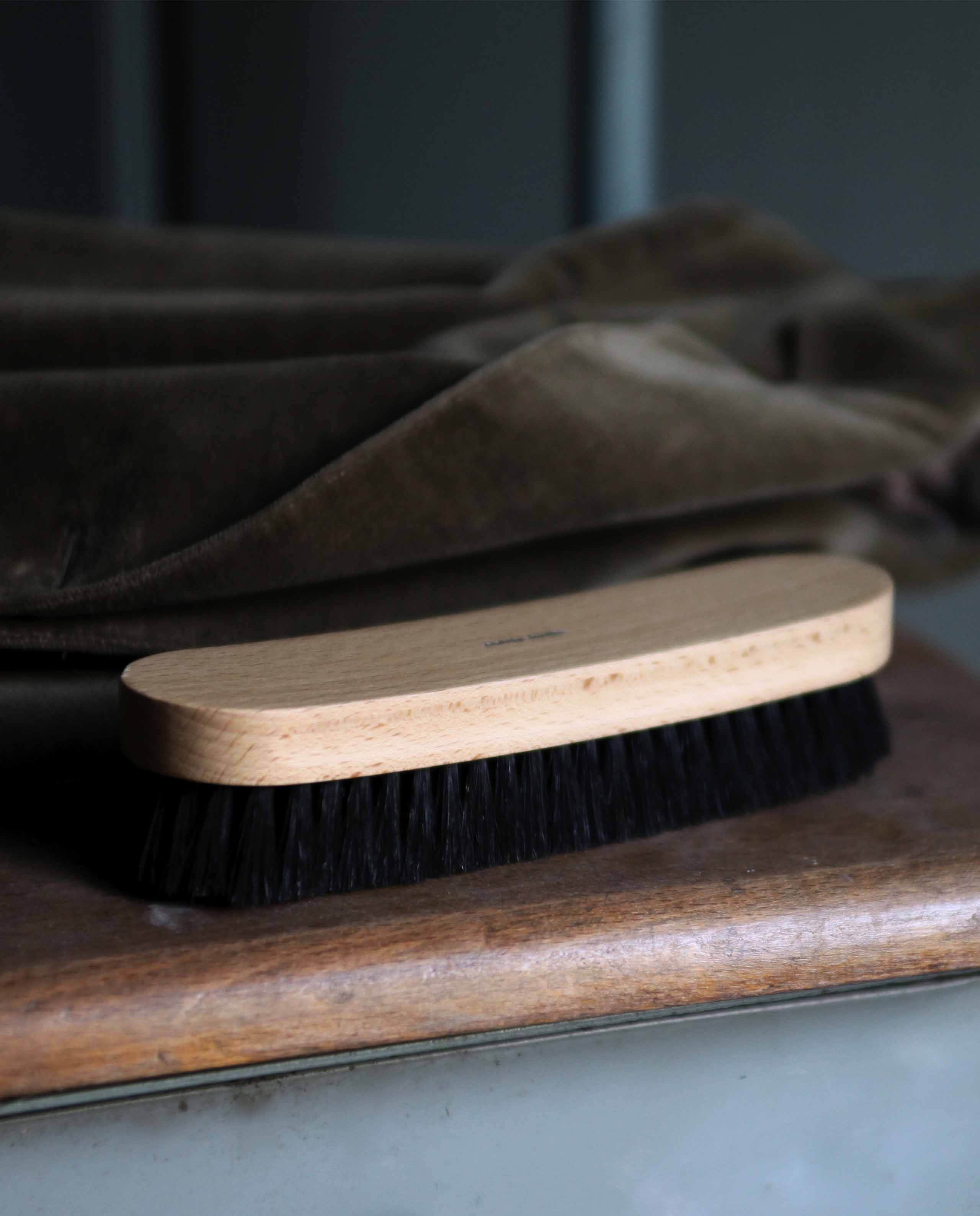 Brosse à vêtements en bois de hêtre