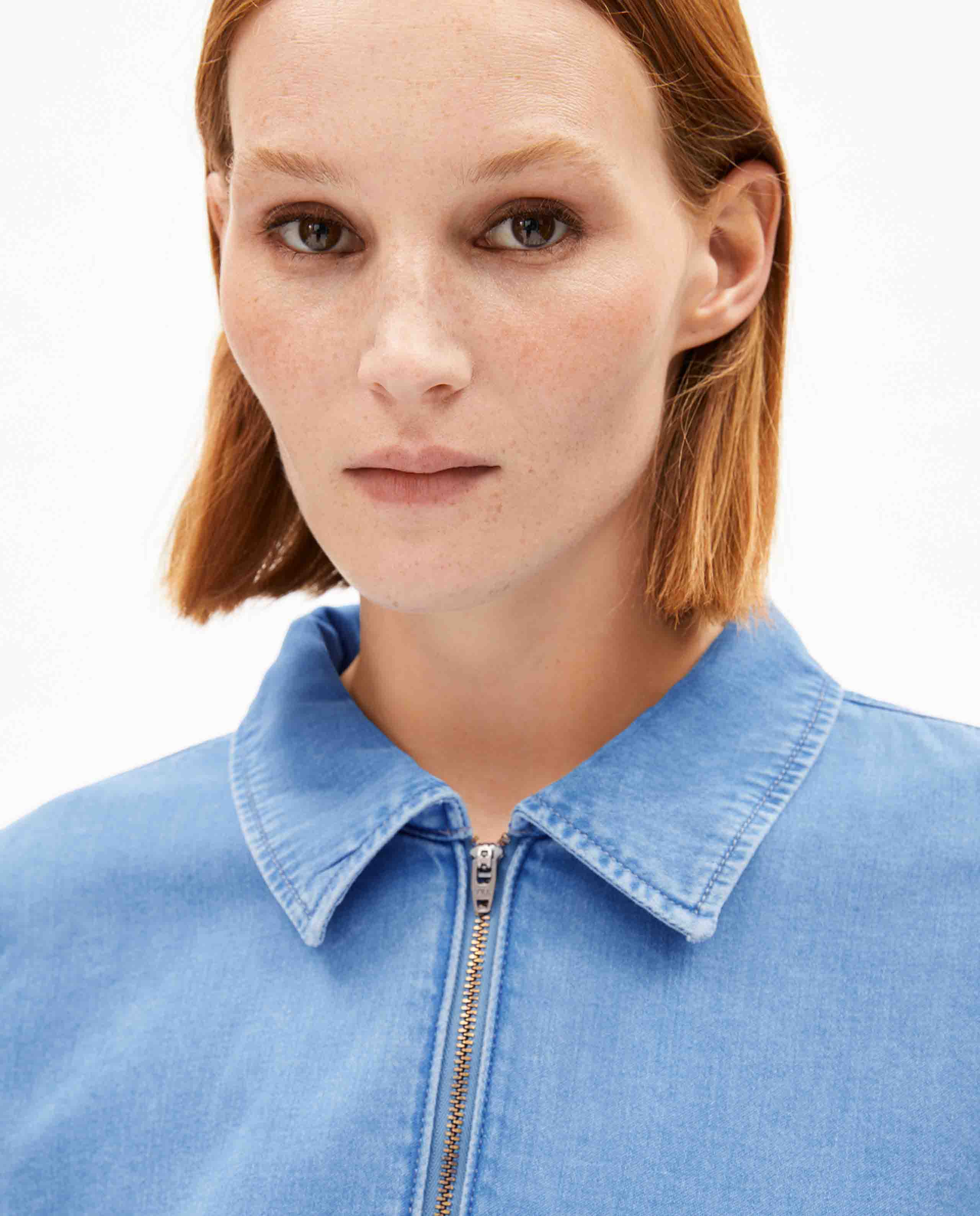 marche commun polo zippe en denim bleu armedangels