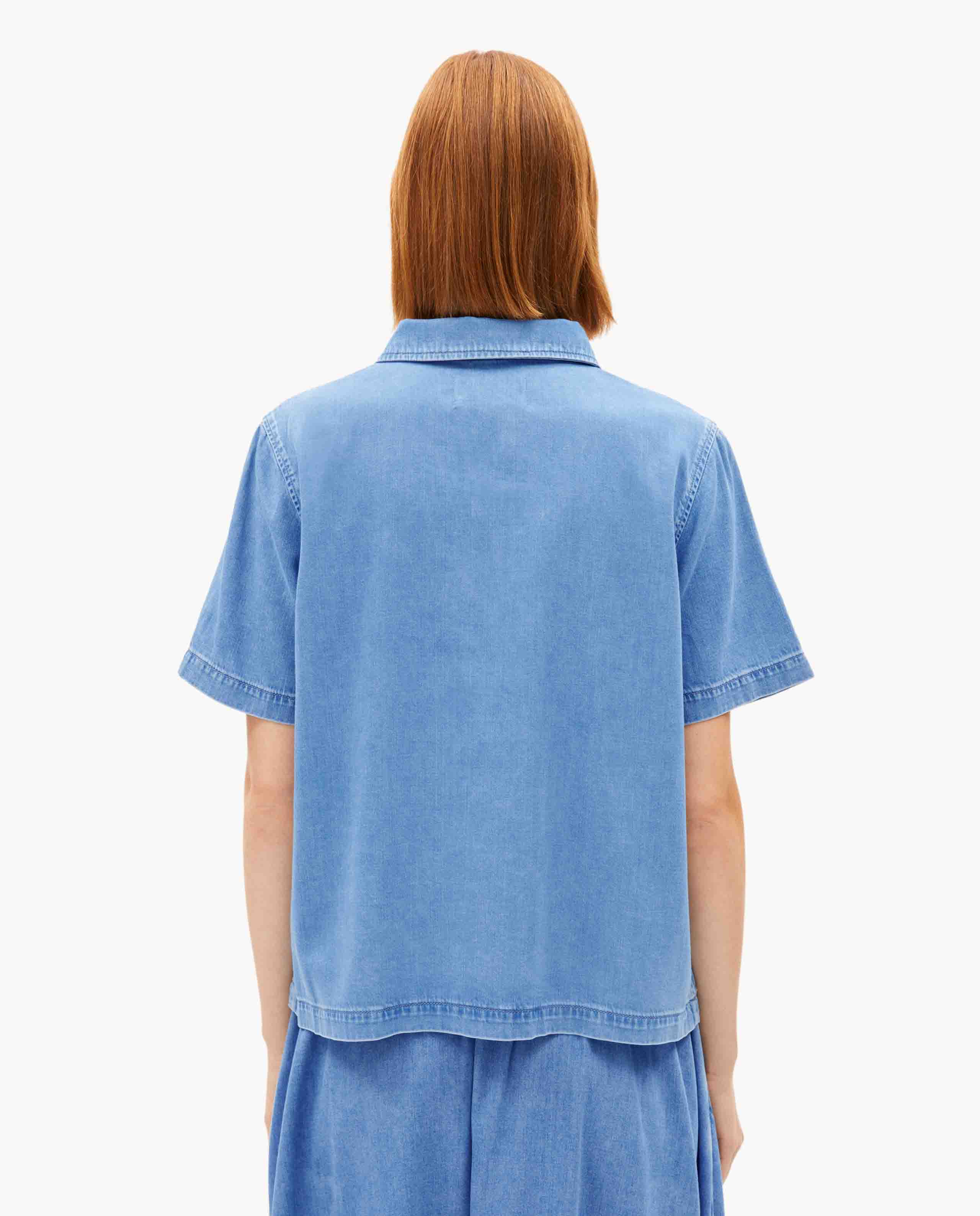 marche commun polo zippe en denim bleu armedangels