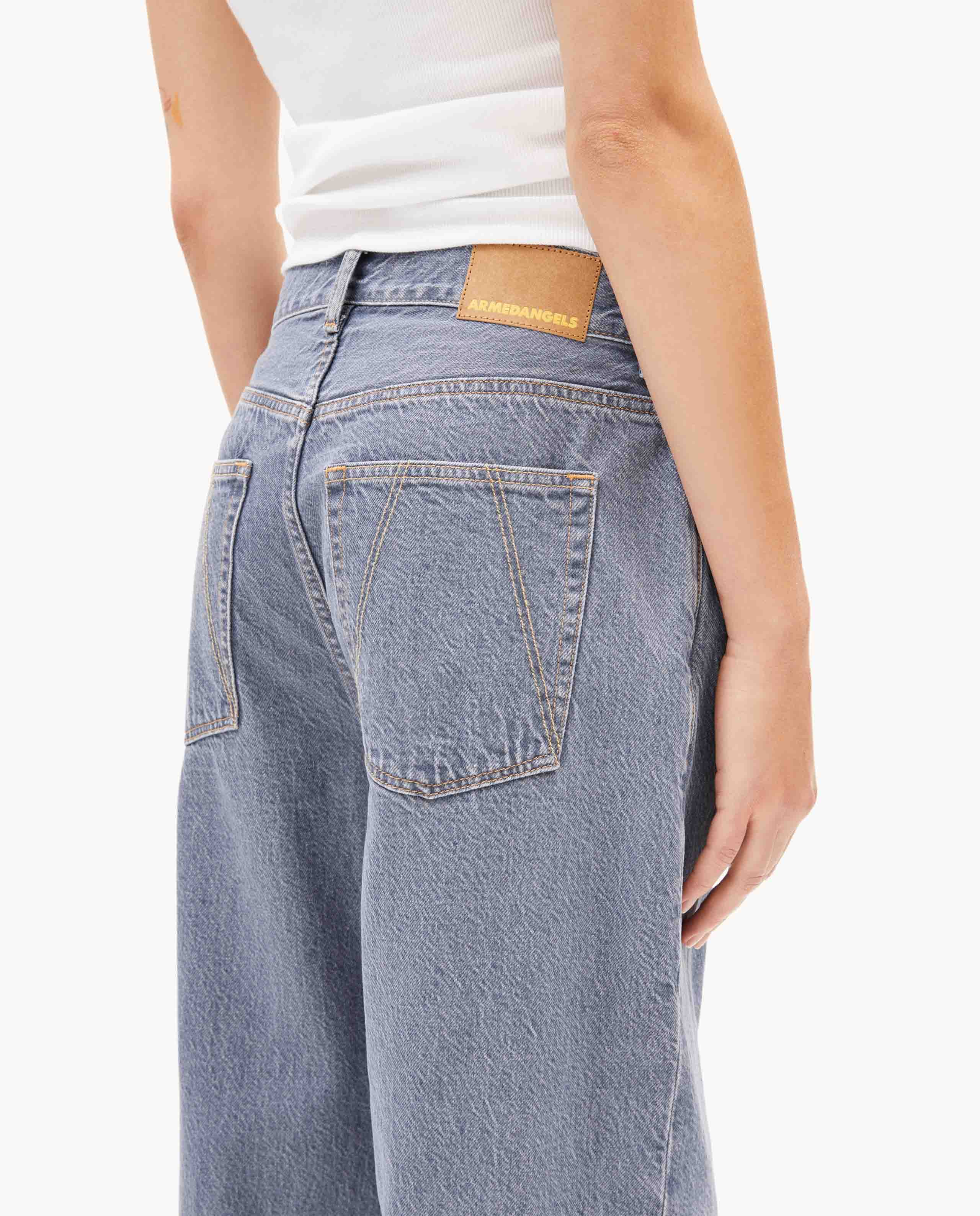 Marché Commun jean droit en coton bio bleu gris clair Armedangels