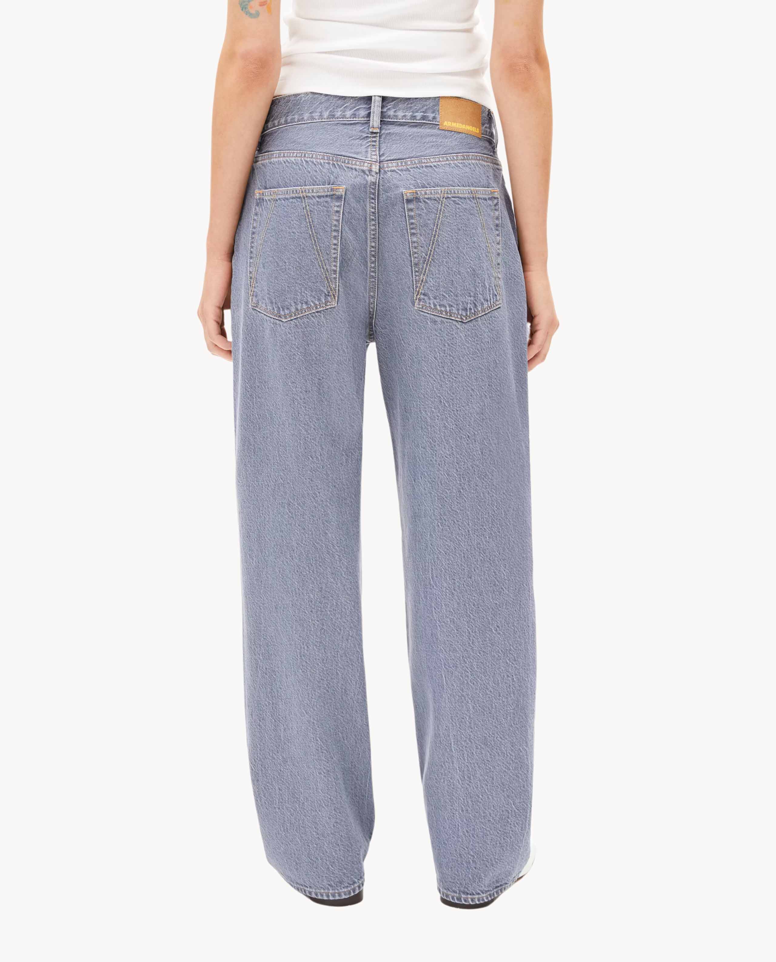 Marché Commun jean droit en coton bio bleu gris clair Armedangels