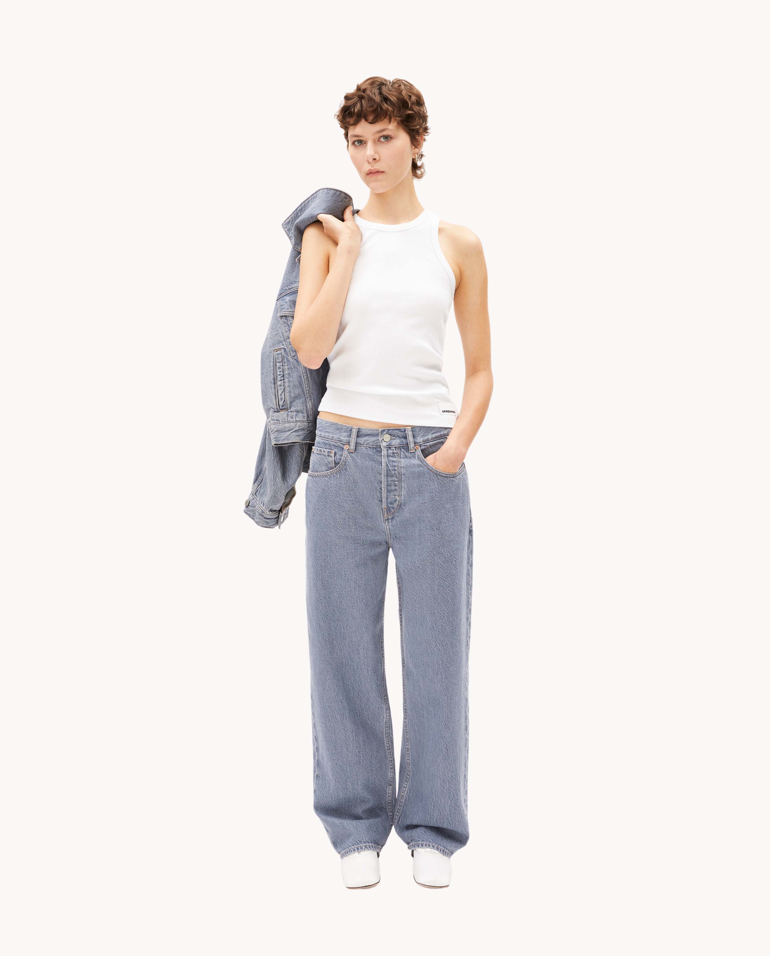 Marché Commun jean droit en coton bio bleu gris clair Armedangels