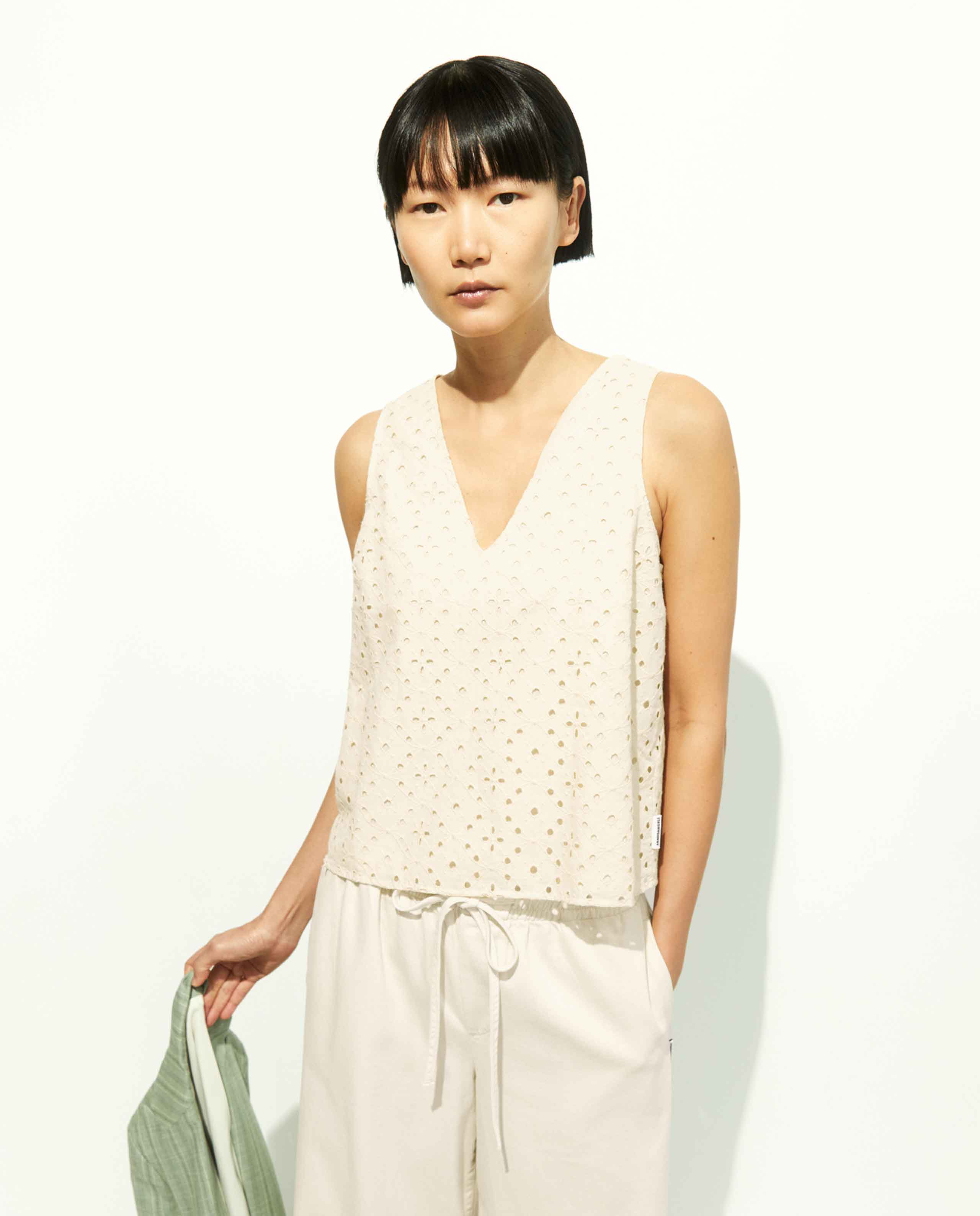 marché commun top brodé en mélange de coton bio beige armedangels