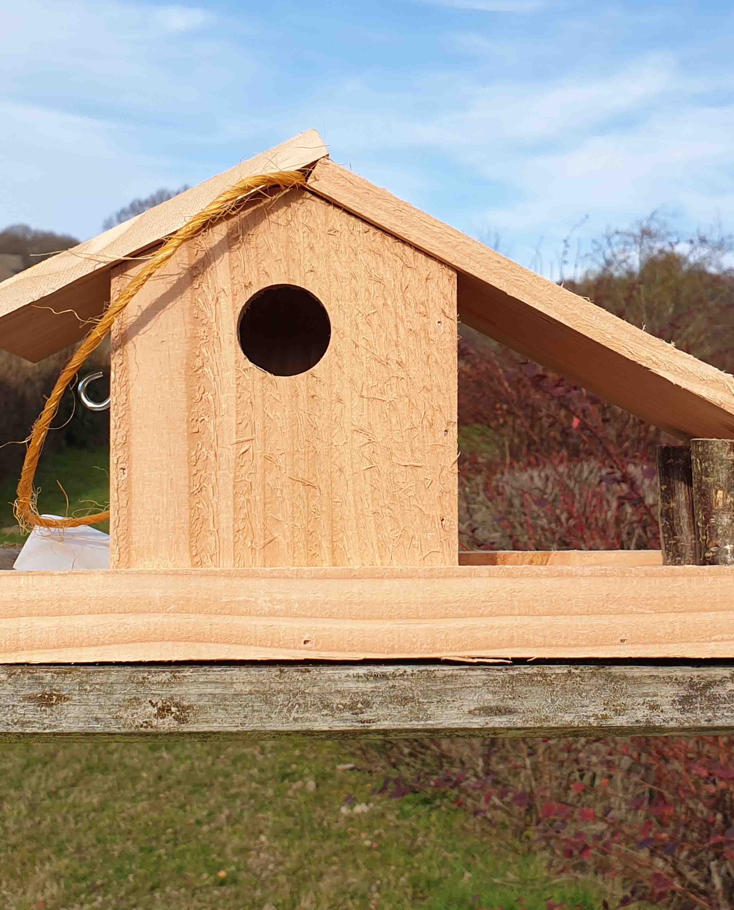 Marché Commun Nichoir Mangeoire à oiseaux en bois naturel Esat Le Morvan