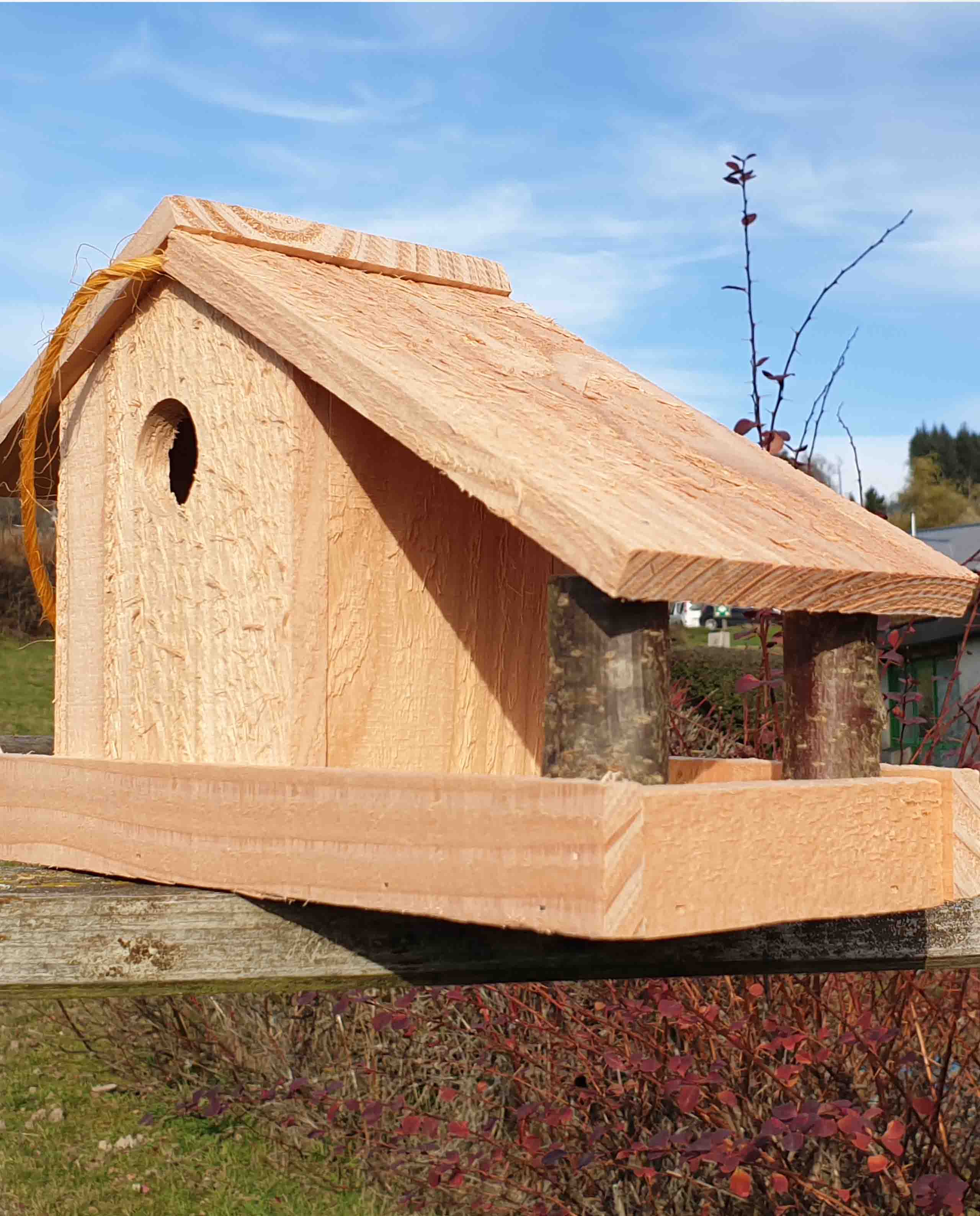 Marché Commun Nichoir Mangeoire à oiseaux en bois naturel Esat Le Morvan
