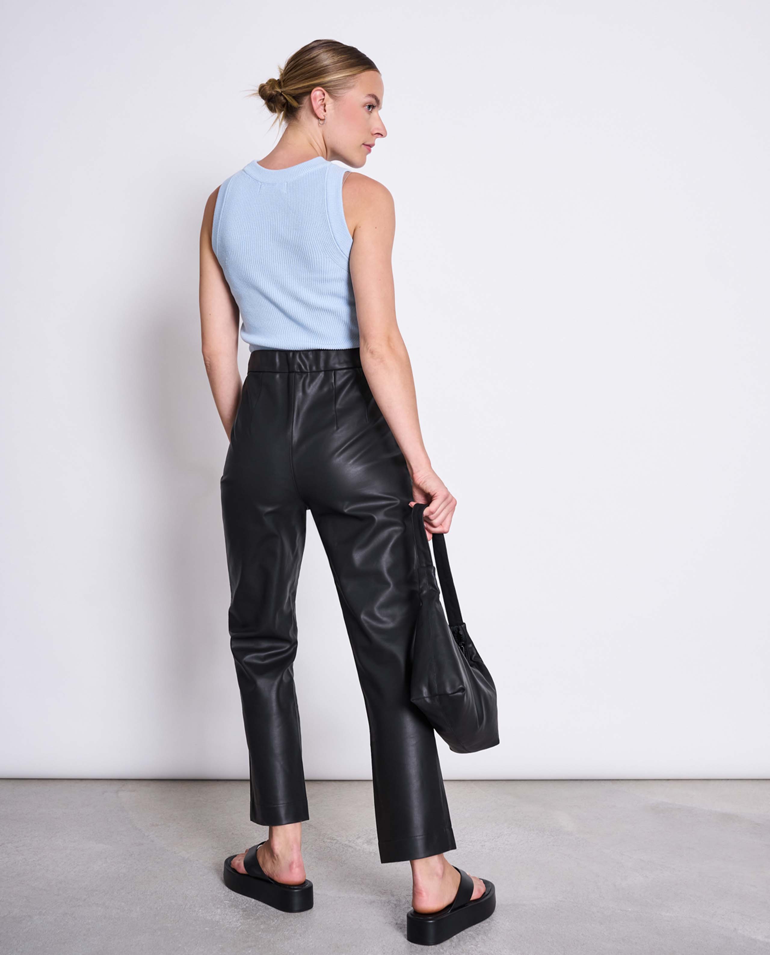 Marché Commun Débardeur court en maille bleu ciel Jan N June