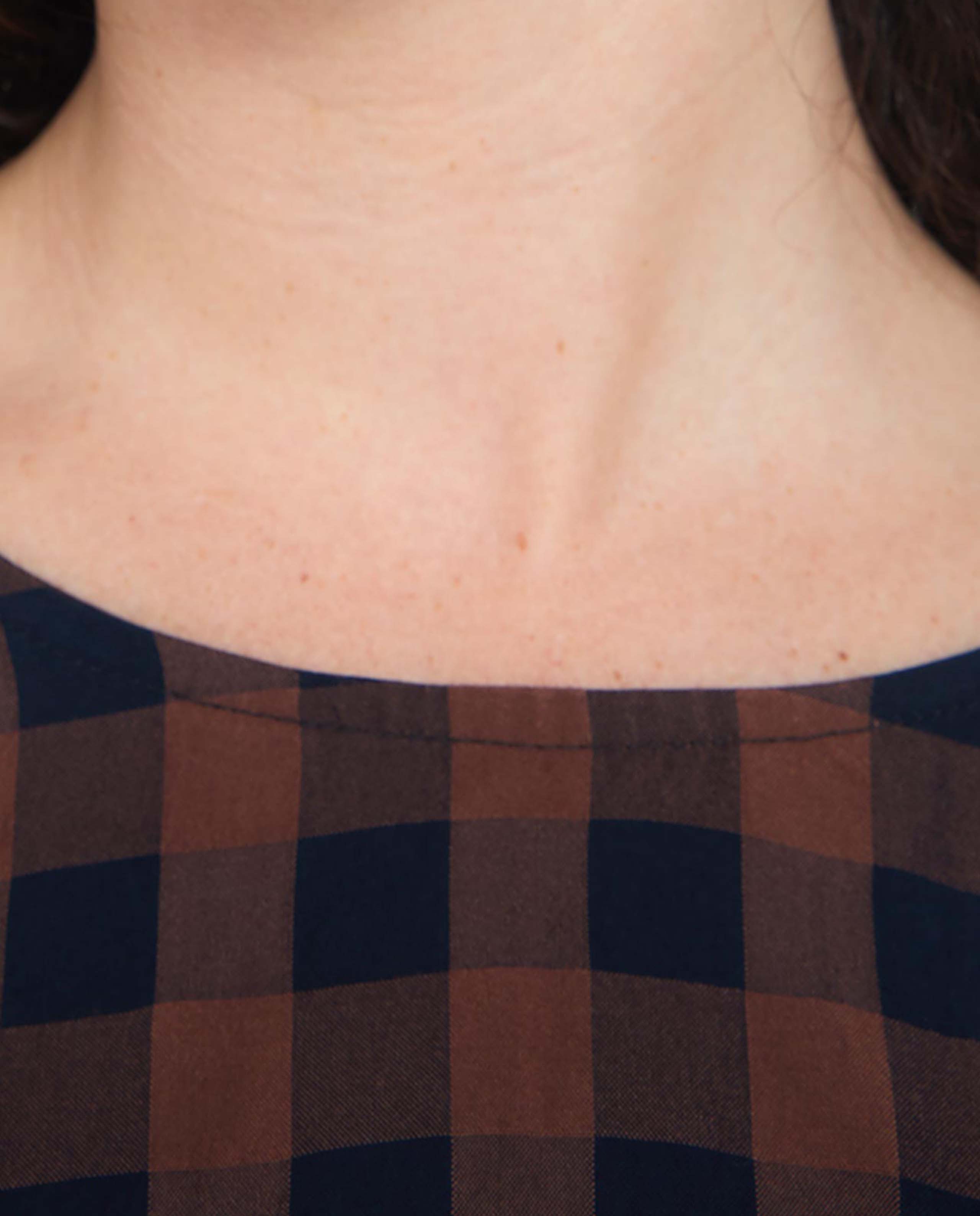 MARCHÉ COMMUN Blouse à carreaux marron et bleu marine en tencel Loreak Mendian