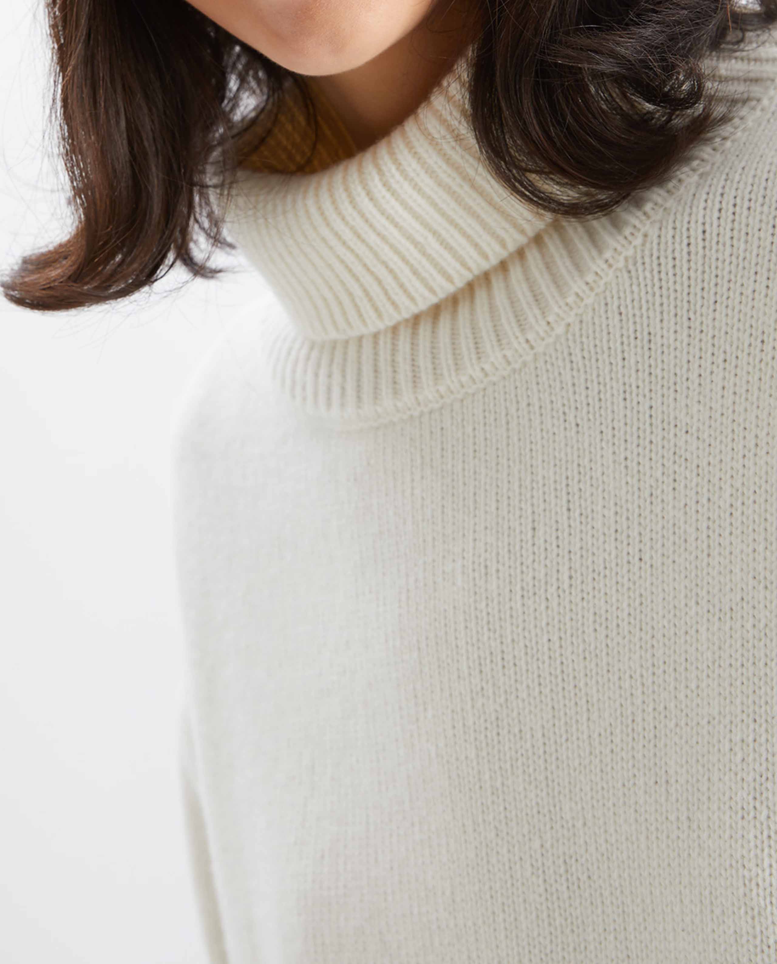 Pull col roulé en maille recyclée
