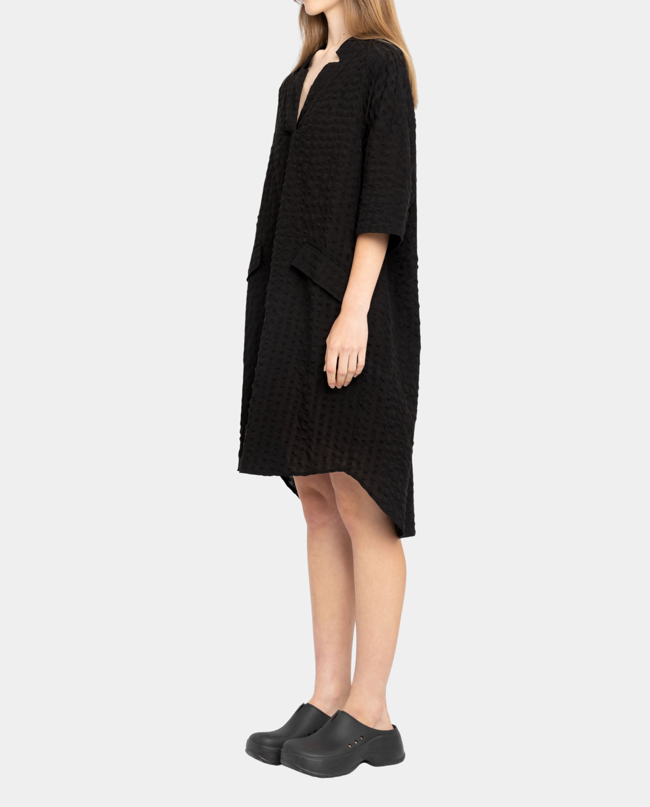 Marché Commun Robe gaufrée en coton bio noir Loreak Mendian
