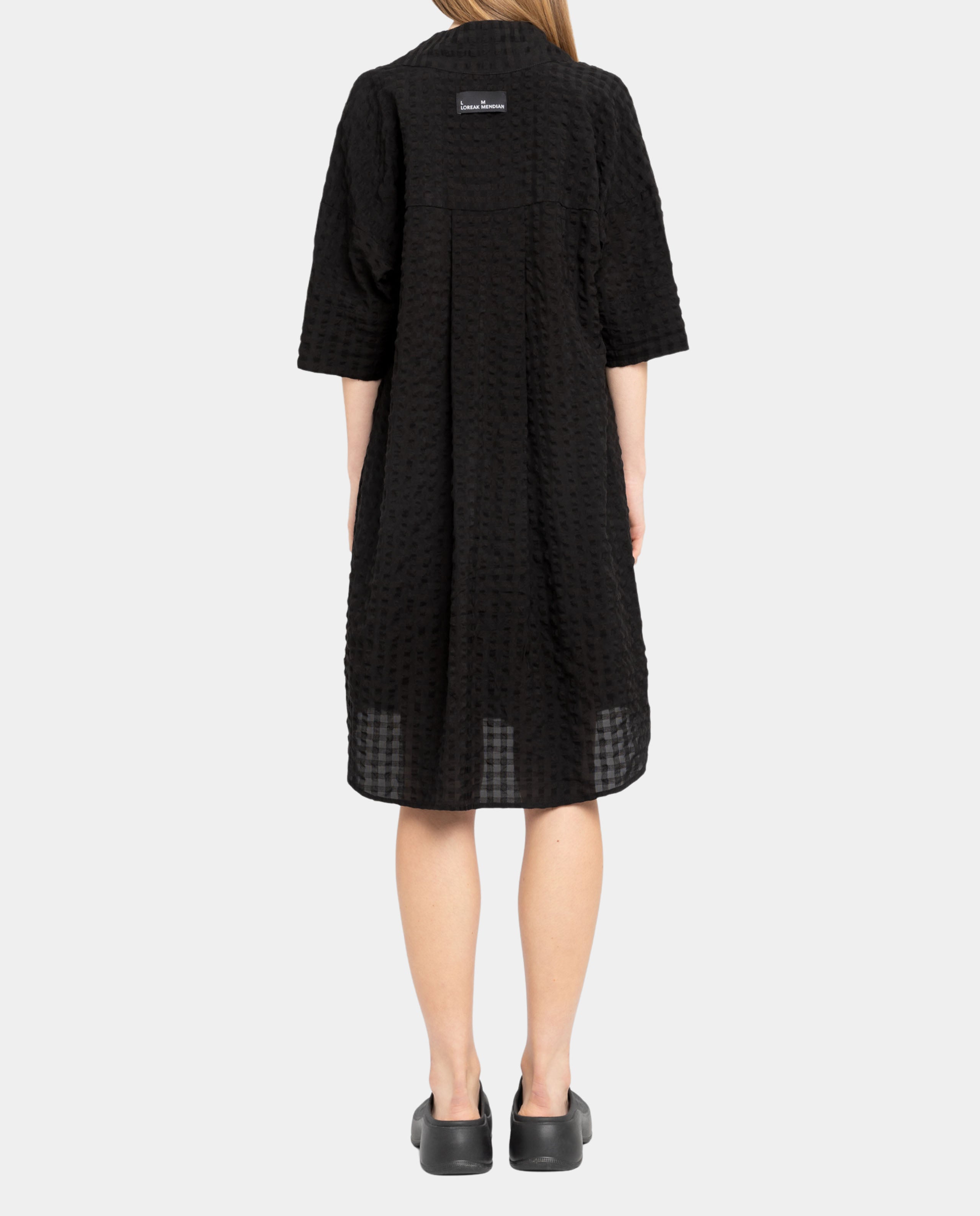 Marché Commun Robe gaufrée en coton bio noir Loreak Mendian