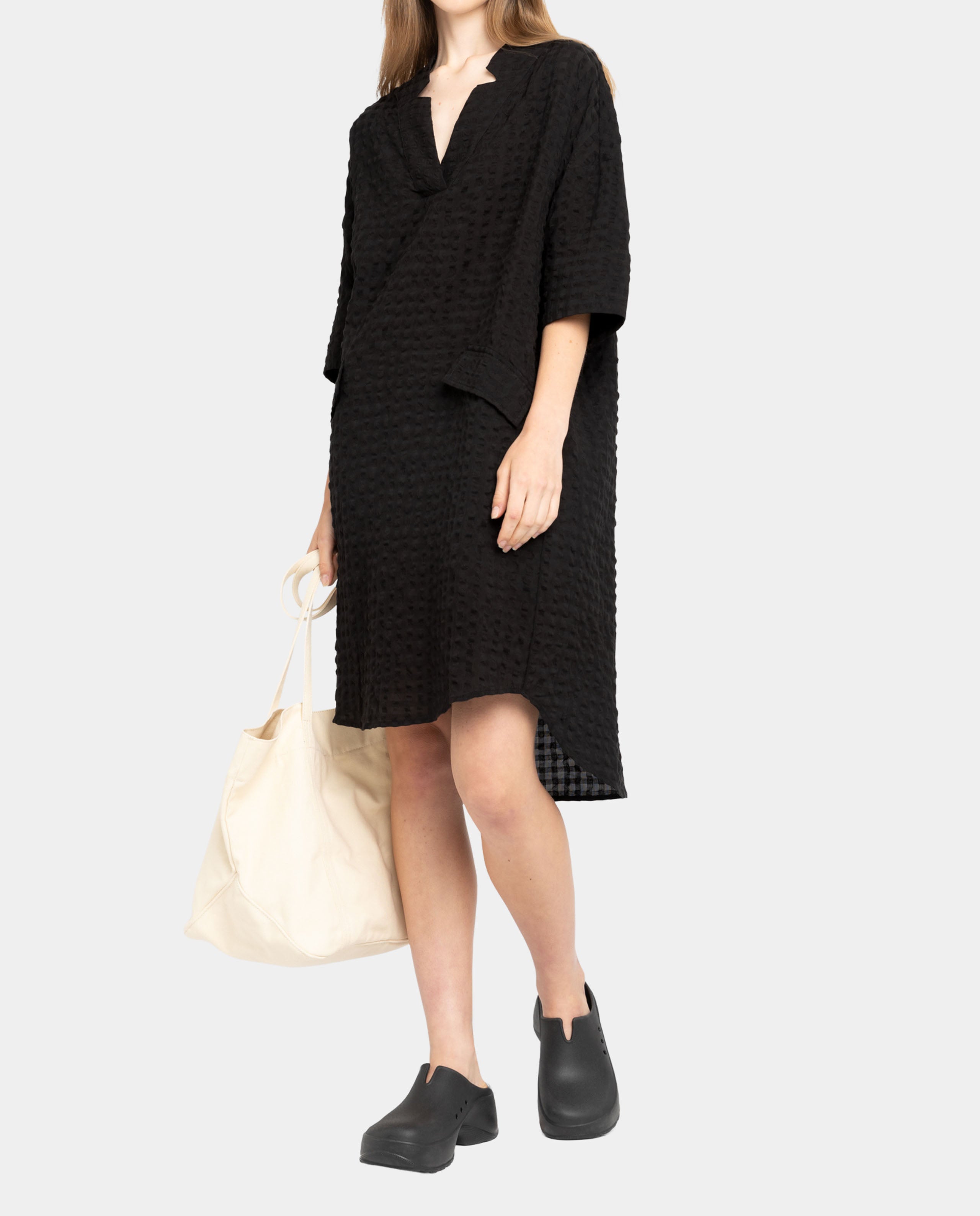 Marché Commun Robe gaufrée en coton bio noir Loreak Mendian