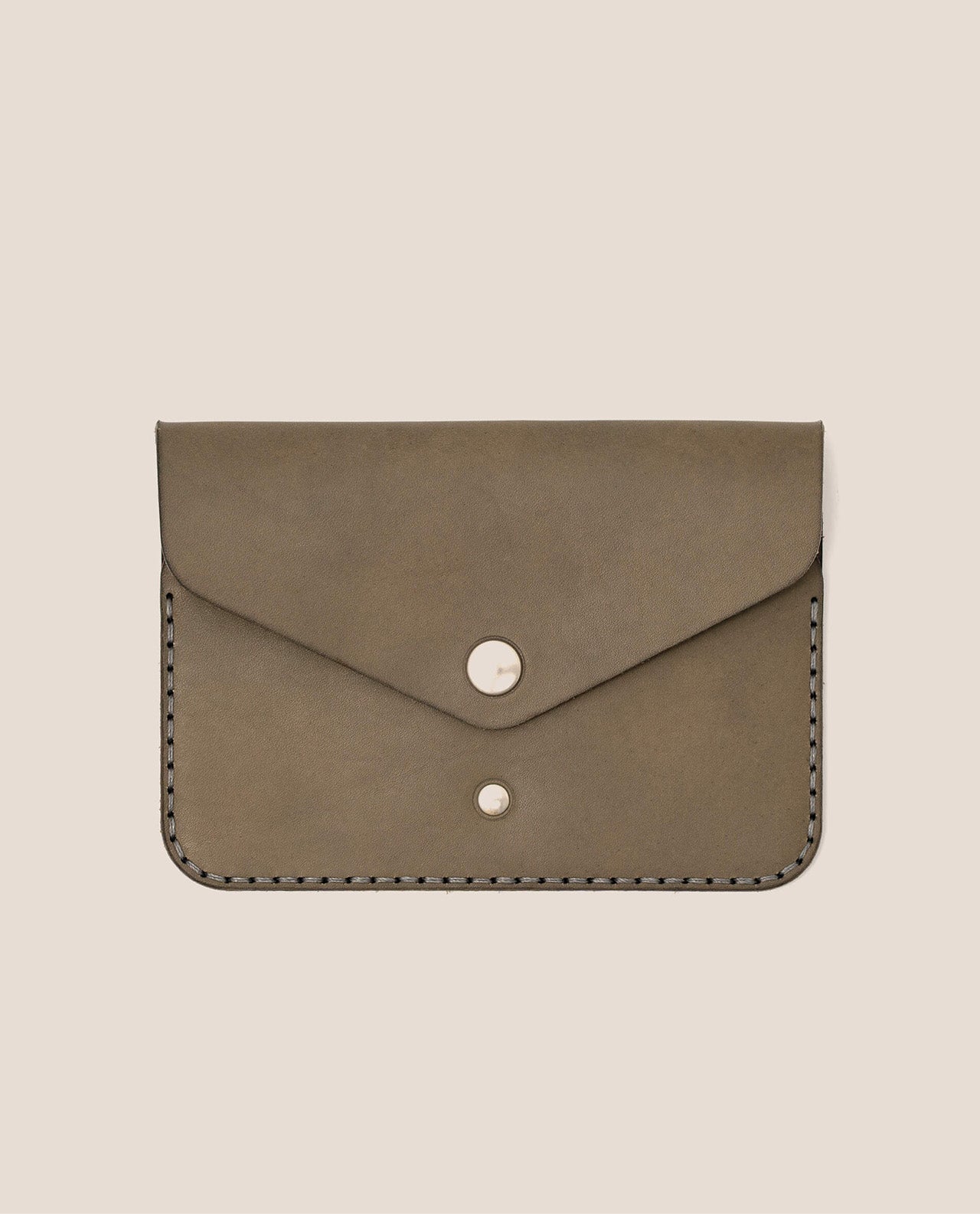 marché commun luap porte passeport cuir tannage végétal accessoire maroquinerie voyage responsable fabriqué en France noir