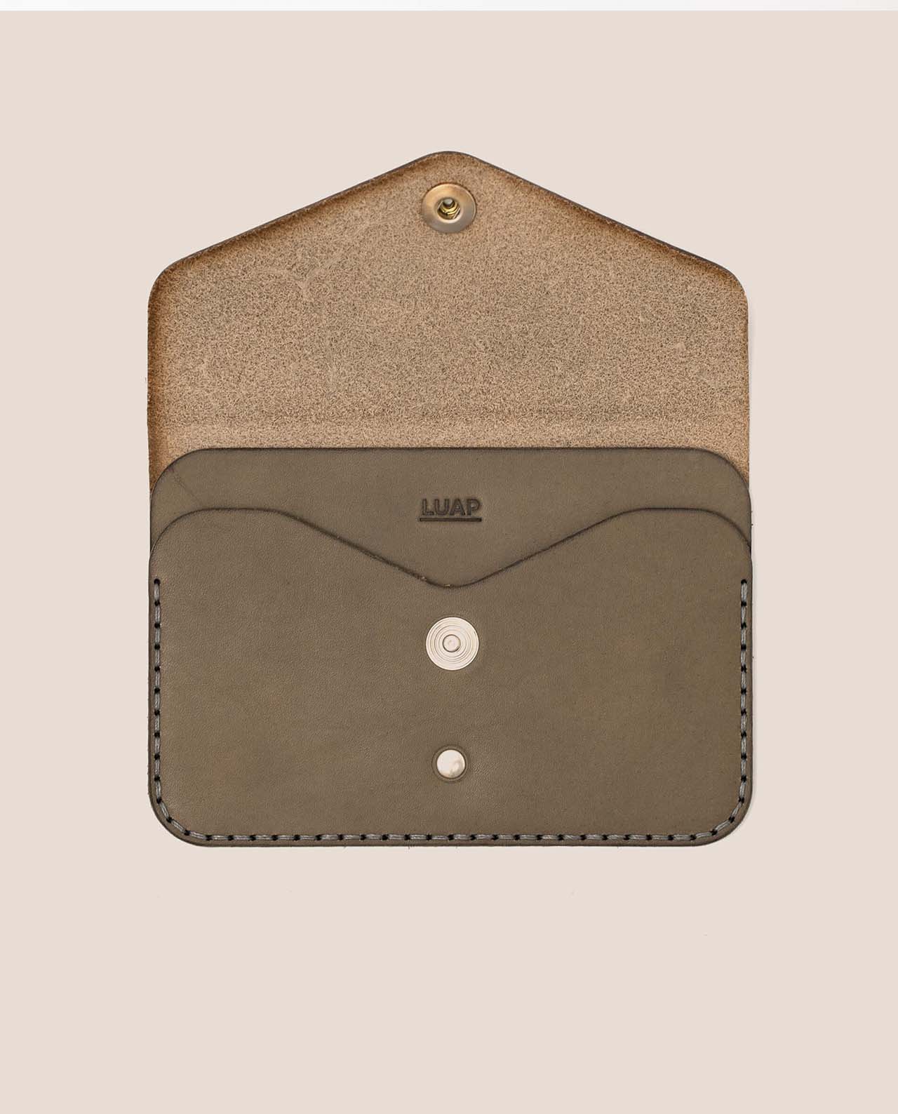 marché commun luap porte passeport cuir tannage végétal accessoire maroquinerie voyage responsable fabriqué en France noir