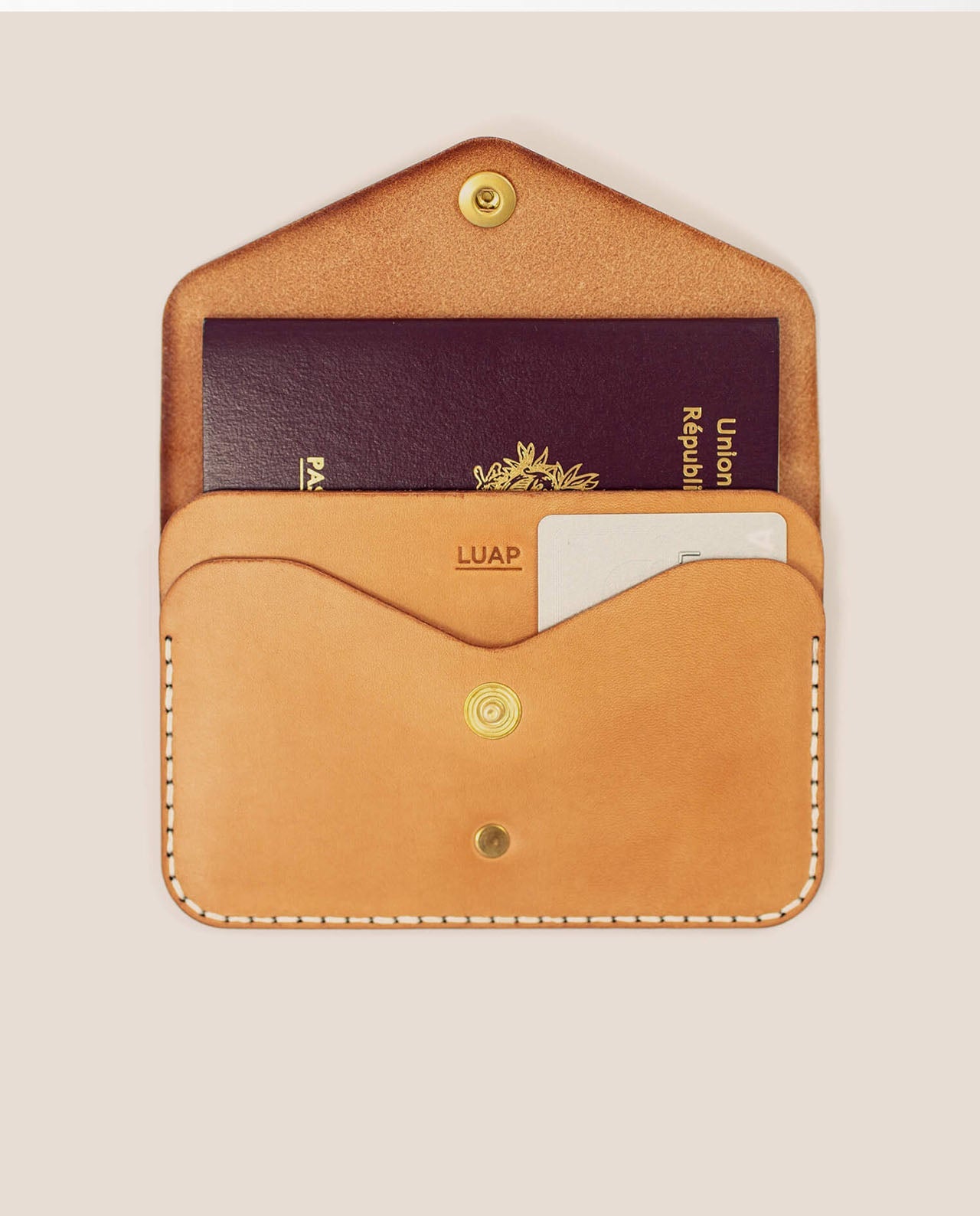 marché commun luap porte passeport cuir tannage végétal accessoire maroquinerie voyage responsable fabriqué en France noir