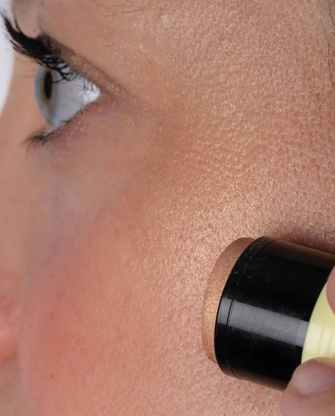 Marché Commun highlighter naturel doré en stick pomponne makeup