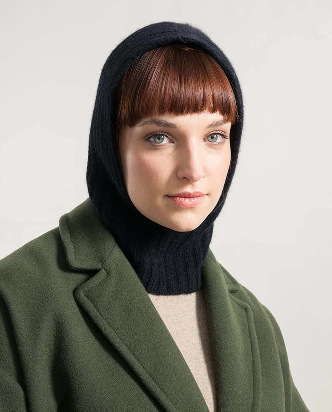 Marché Commun cagoule en laine et cachemire recyclés côtes larges noire Rifo