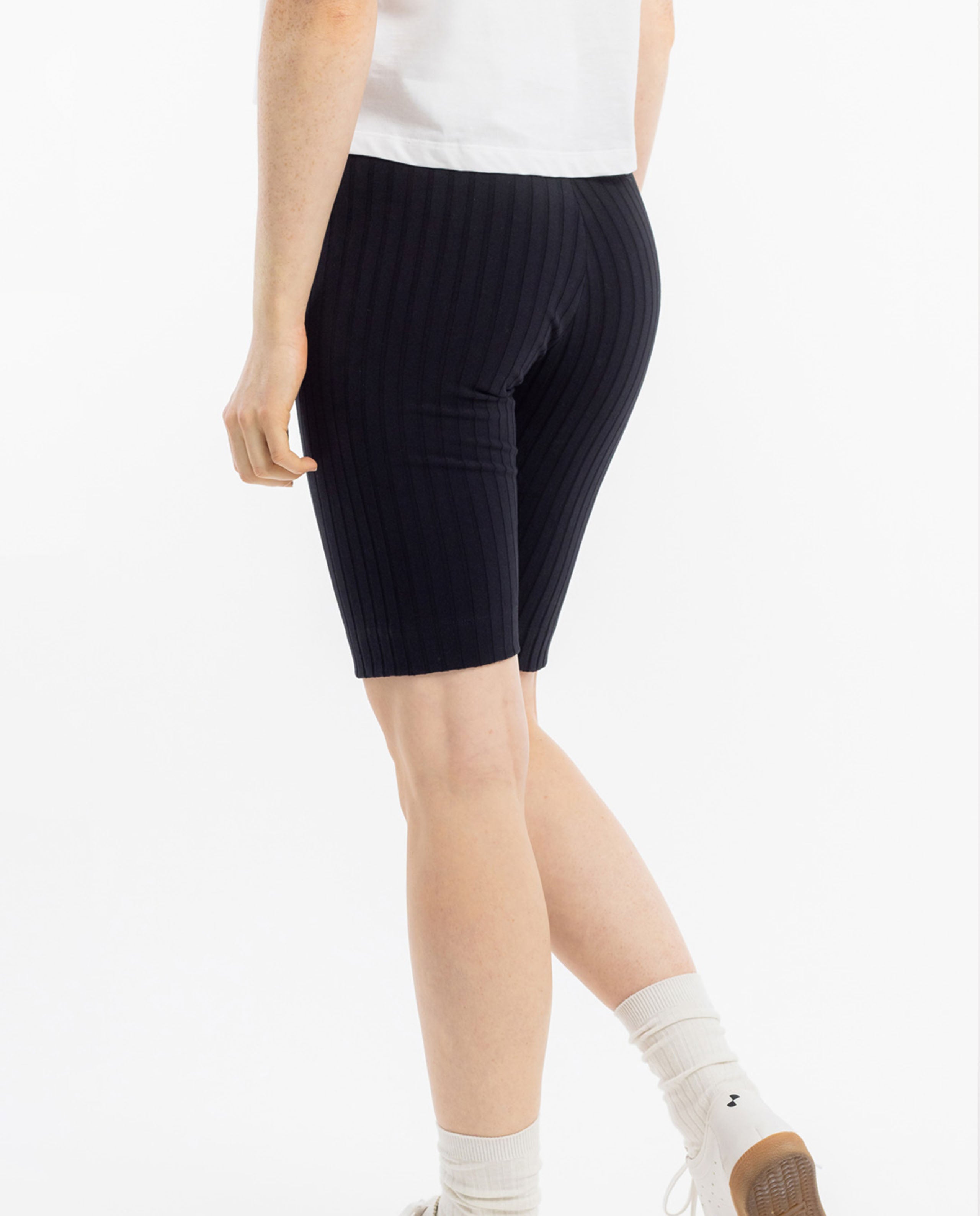 Marché Commun short cycliste cotelé en coton bio noir rotholz