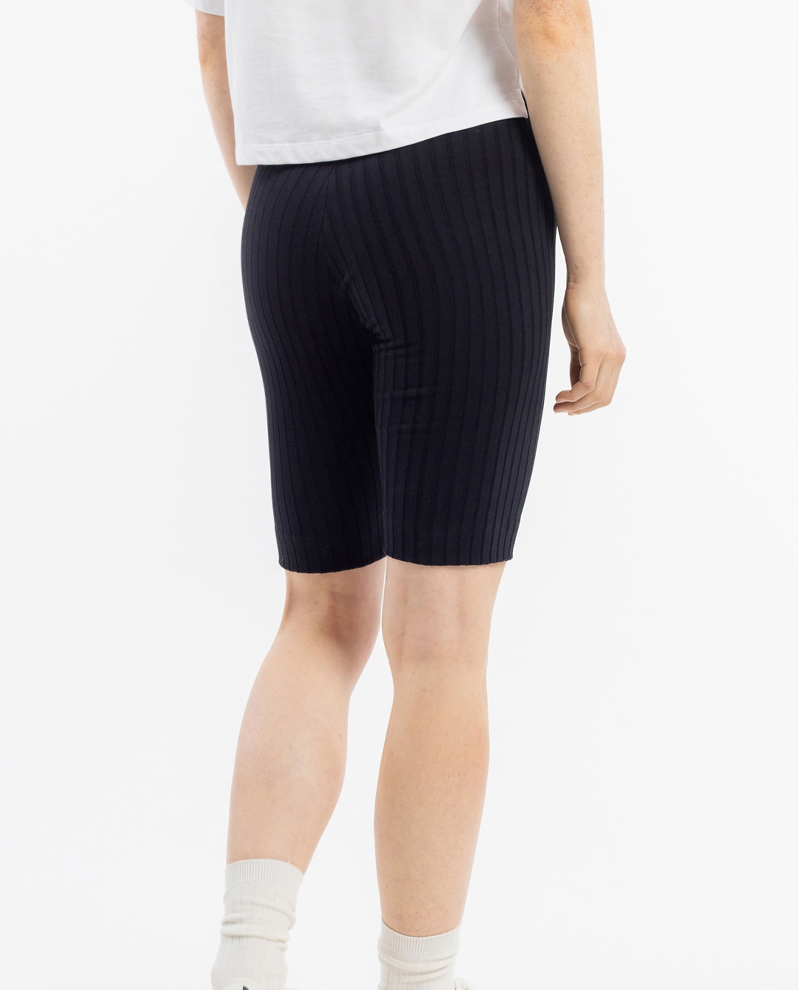 Marché Commun short cycliste cotelé en coton bio noir rotholz