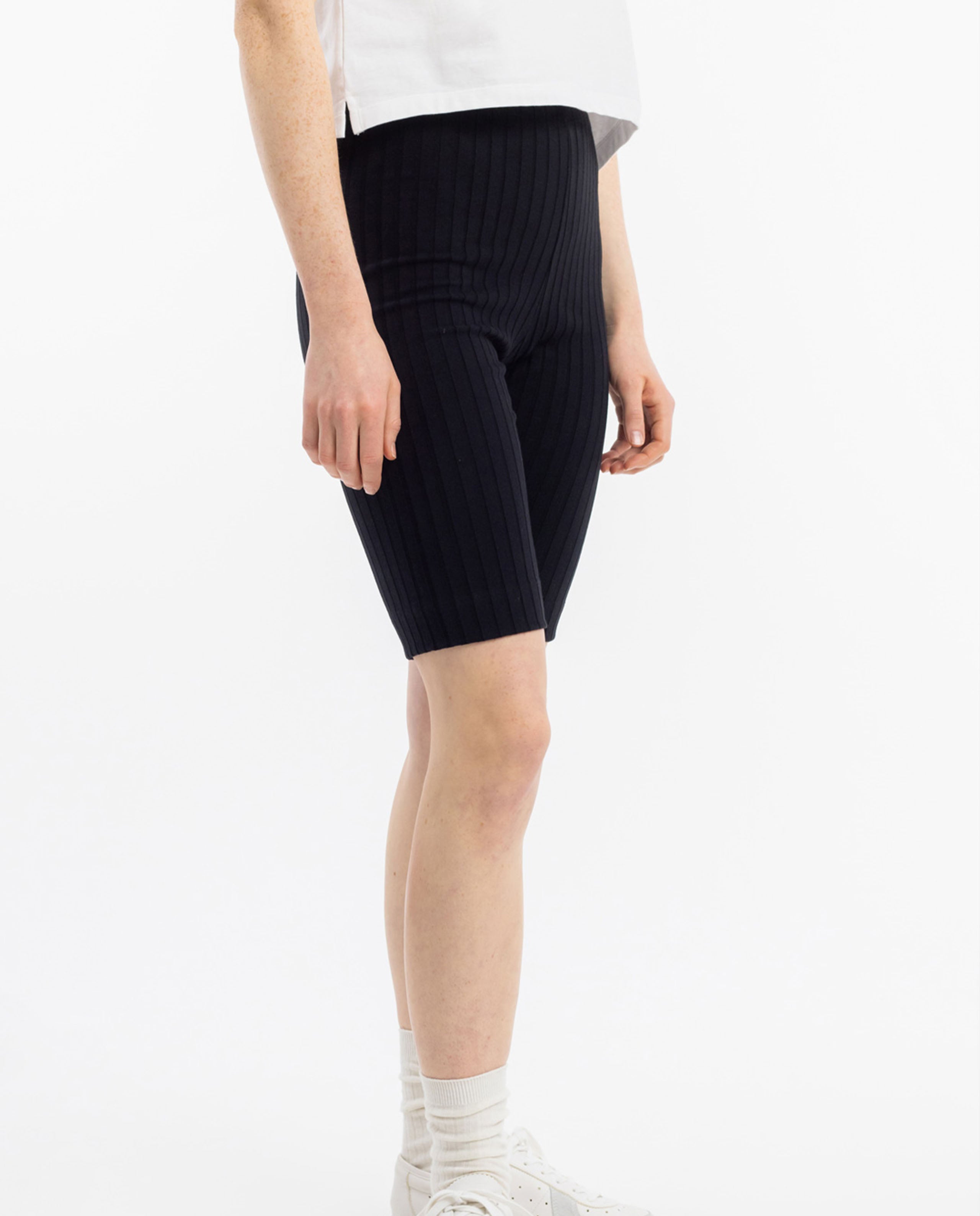 Marché Commun short cycliste cotelé en coton bio noir rotholz