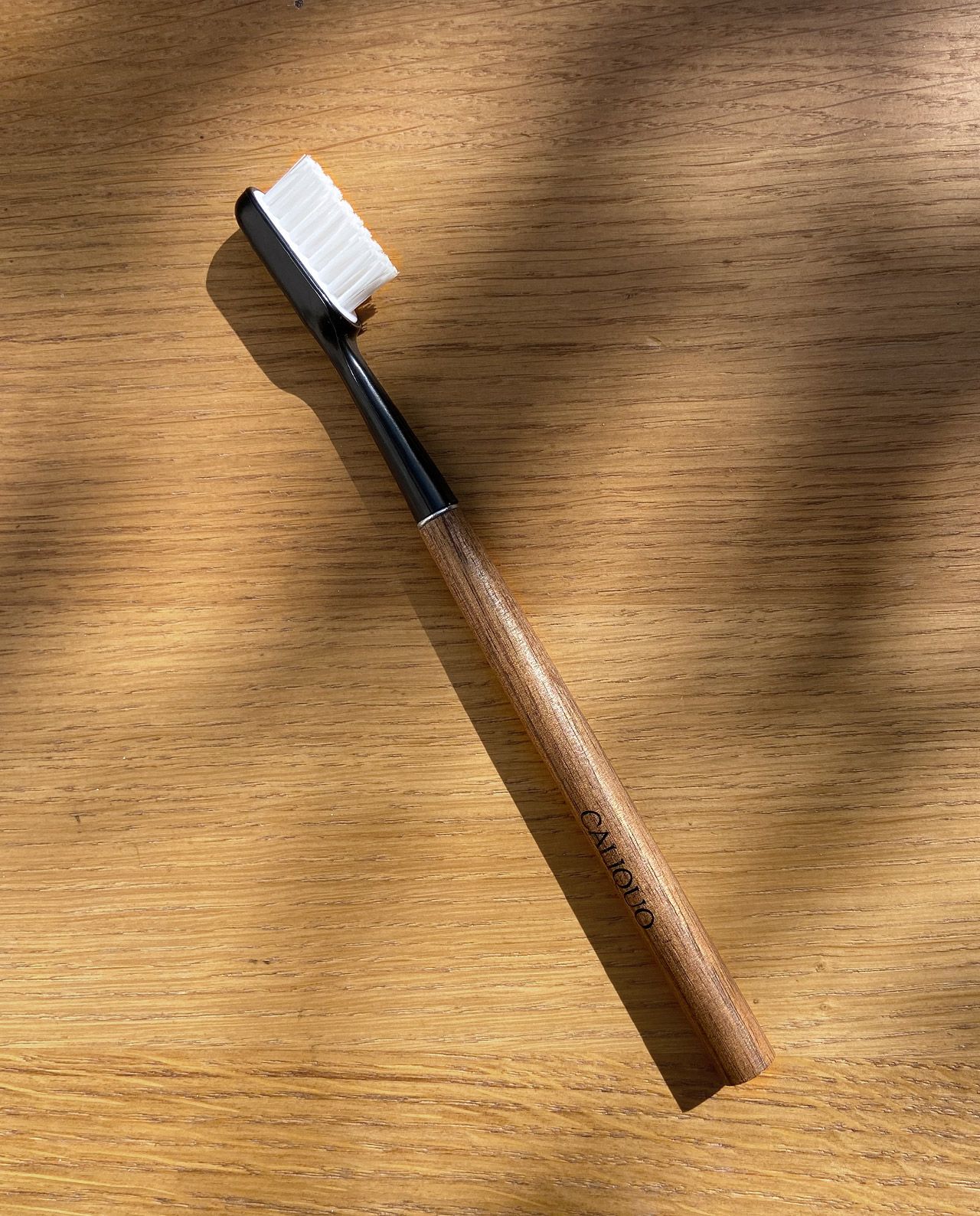 marché commun caliquo brosse à dents écologique en bois fabriquée en France rechargeable zéro déchet noyer