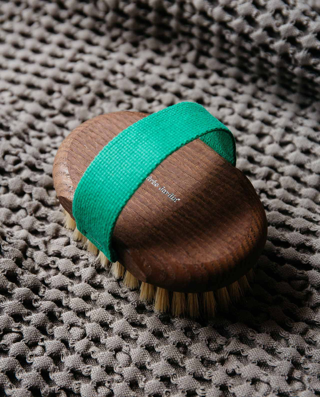 marché commun andrée jardin brosse corps massage à sec bois frêne sangle verte fabriquée en France